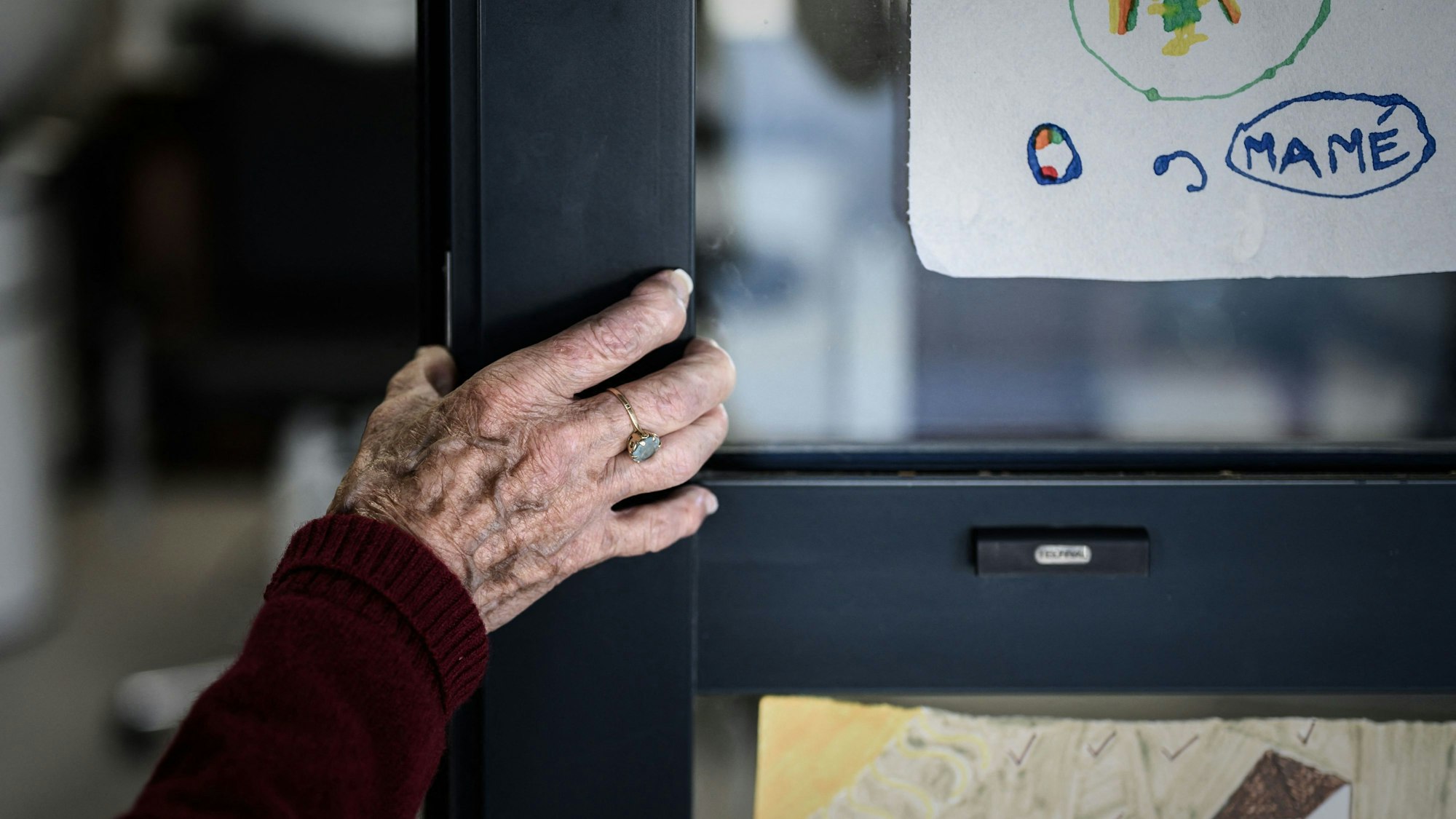 Ein Alzheimer-Patient steht am Eingang eines Friseursalons.