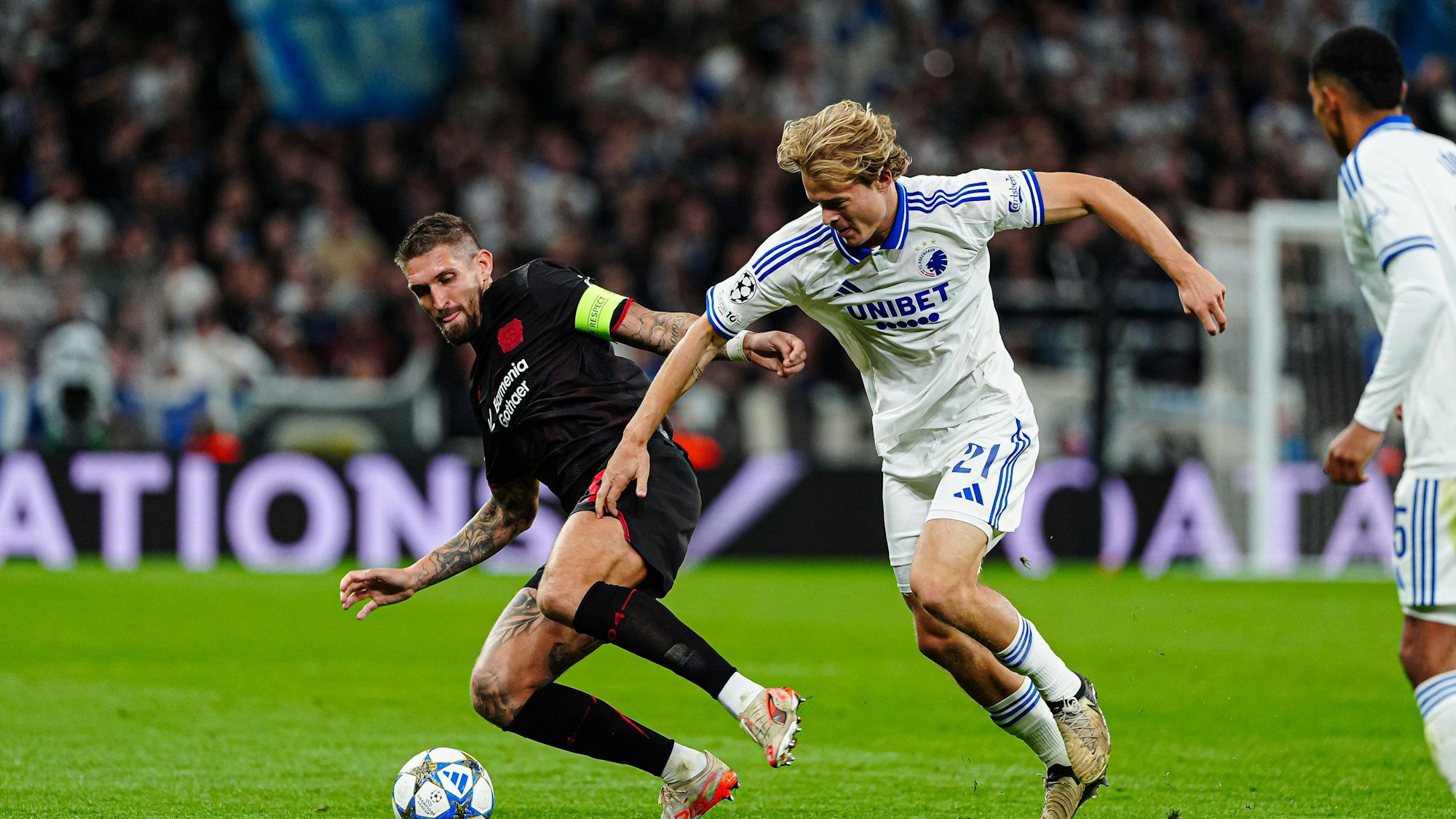 Intensiver Kampf: Leverkusens Robert Andrich (l.) und der Kopenhagener Mads Emil Madsen schenkten sich zum Auftakt in die neue Saison der Königsklasse nichts.