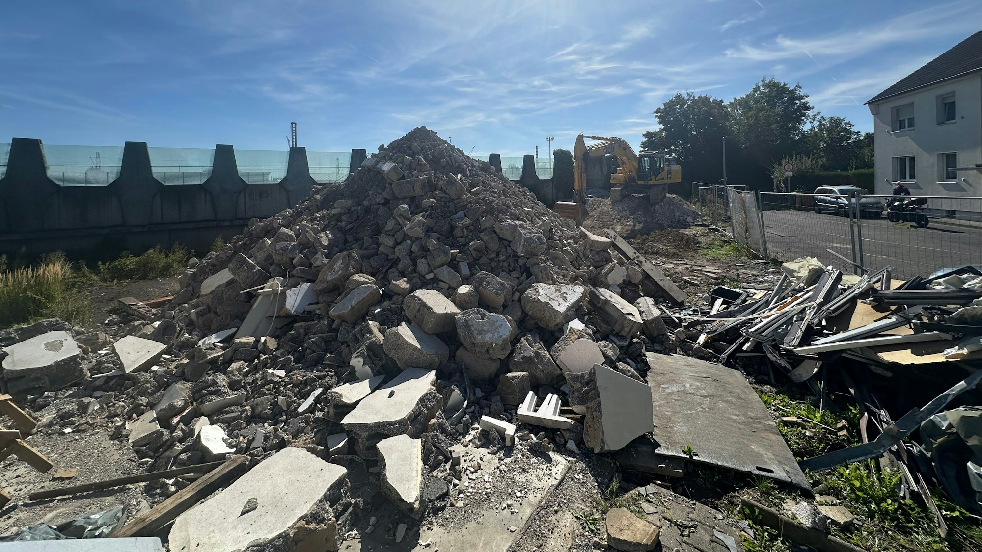 Links der alte Lärmschutzwall an der Autobahn 59, vorne im Bild die Reste des Hauses, das dort seinen Platz hatte.