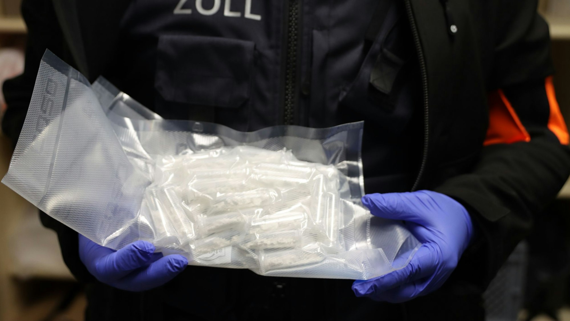 Zollfahnder in Konsumeinheiten verpacktes Kokain sicher (undatierte Aufnahme).
