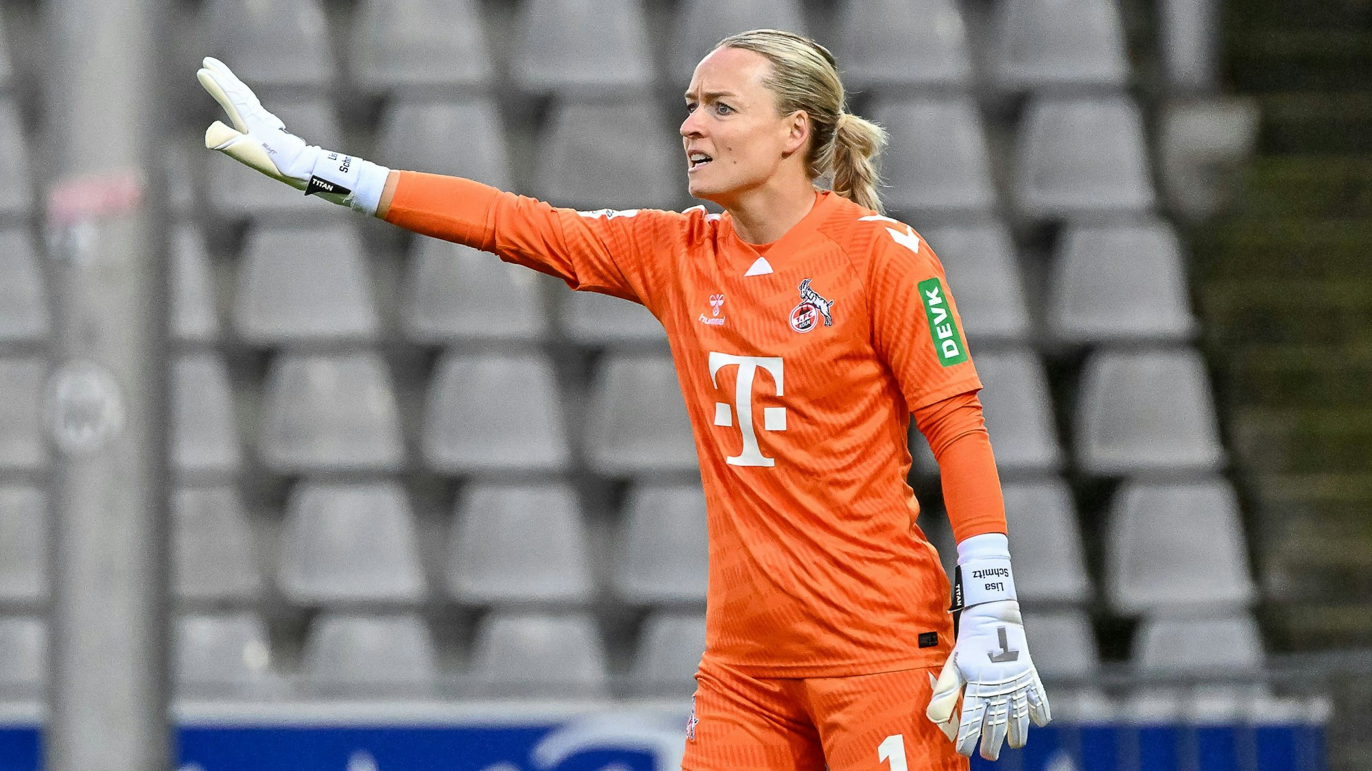 Lisa Schmitz 1. FC Koeln Frauen, 01 mit Emotion ung Gestik GER, SC Freiburg - 1. FC Koeln, Frauen-Fussball, Google Pixel Frauen-Bundesliga, 2. Spieltag, Saison 2025/2026, 12.09.2025 DFB REGULATIONS PROHIBIT ANY USE OF PHOTOGRAPHS AS IMAGE SEQUENCES AND/OR QUASI-VIDEO GER, SC Freiburg - 1. FC Koeln, Frauen-Fussball, Google Pixel Frauen-Bundesliga, 2. Spieltag, Saison 2025/2026, 12.09.2025 Freiburg *** Lisa Schmitz 1 FC Koeln Frauen, 01 mit Emotion ung Gestik GER, SC Freiburg 1 FC Koeln, Frauen Fussball, Google Pixel Frauen Bundesliga, 2 Spieltag, Saison 2025 2026, 12 09 2025 DFB REGULATIONS PROHIBIT ANY USE OF PHOTOGRAPHS AS IMAGE SEQUENCES AND OR QUASI VIDEO GER, SC Freiburg 1 FC Koeln, Frauen Fussball, Google Pixel Frauen Bundesliga, 2 Spieltag, Saison 2025 2026, 12 09 2025 Freiburg Copyright: xEibner-Pressefoto/ThomasxHessx EP_THS