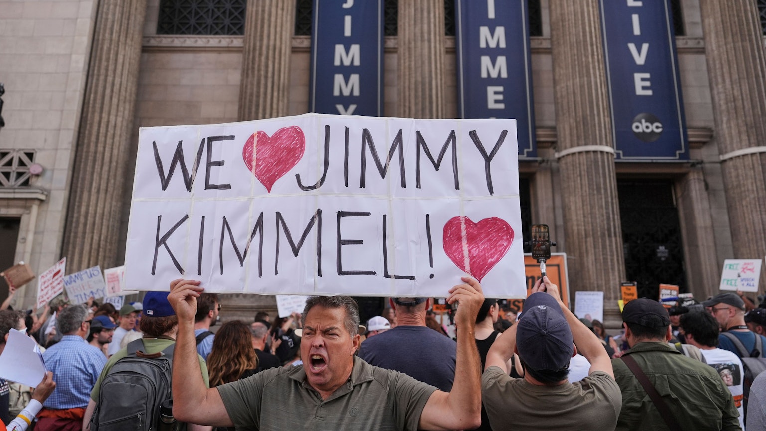 Oscar Villanueva hält ein Schild vor dem El Capitan Entertainment Centre, wo die Late-Night-Show "Jimmy Kimmel Live!" produziert wurde.