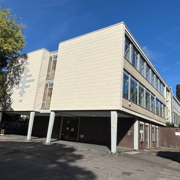 Auf dem Bild ist ein Gebäude aus dem Jahr 1959 zu sehen.