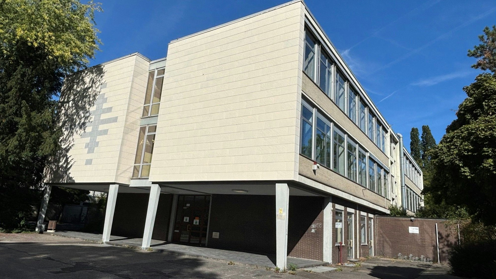 Auf dem Bild ist ein Gebäude aus dem Jahr 1959 zu sehen.