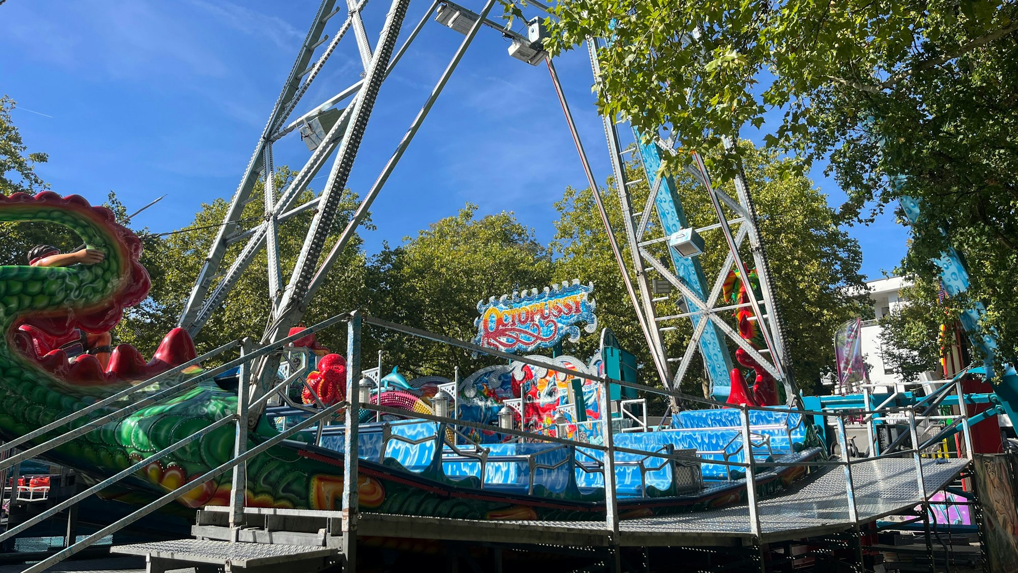 Die Kirmes auf Markt- und Heiligenstädter Platz läuft einen Tag länger als das Stadtfest bis Montag.