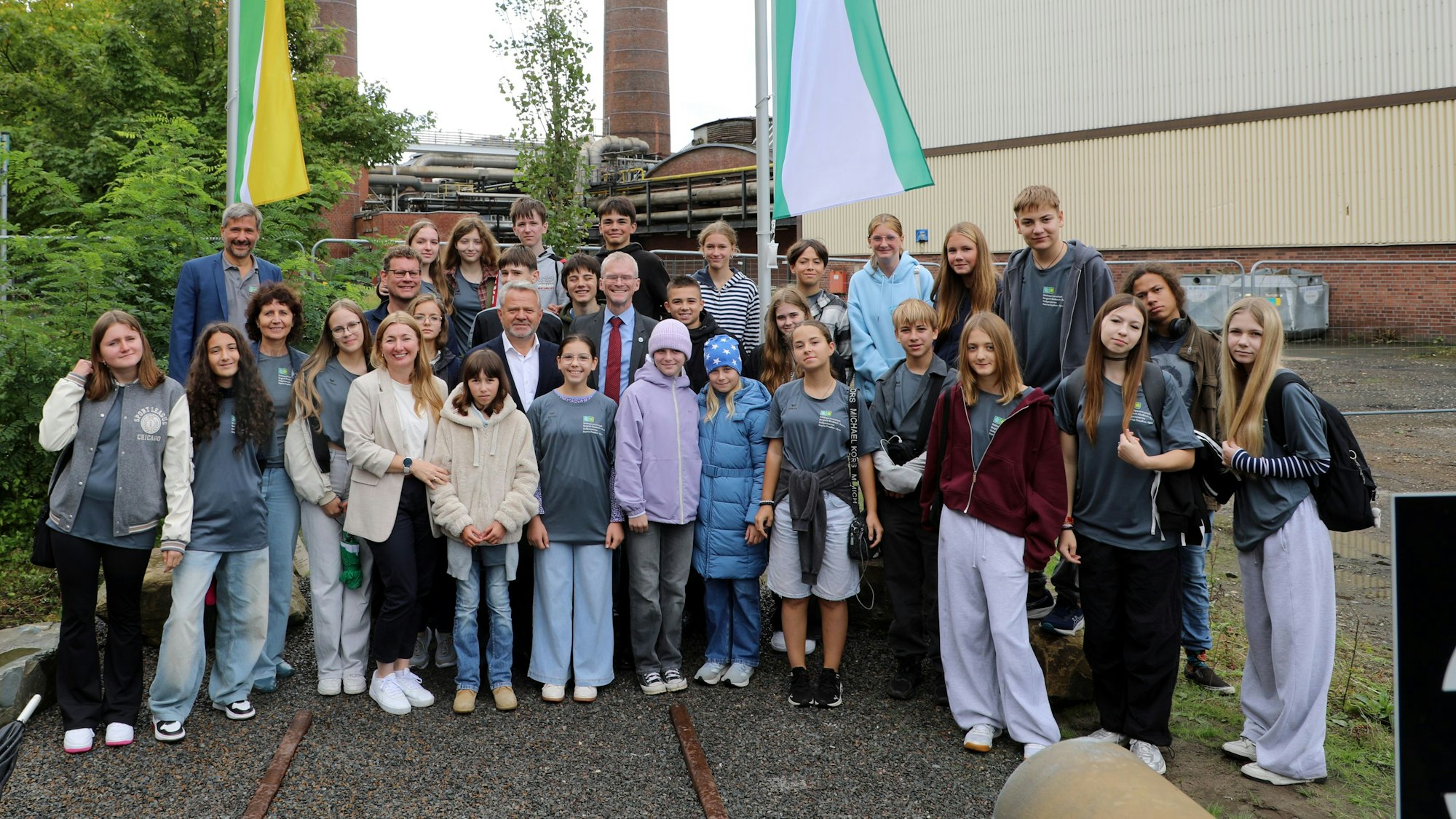 Auf dem Zanders-Areal steht die Schulgruppe zusammen mit den Bürgermeistern Anatolii Fedoruk und Frank Stein.