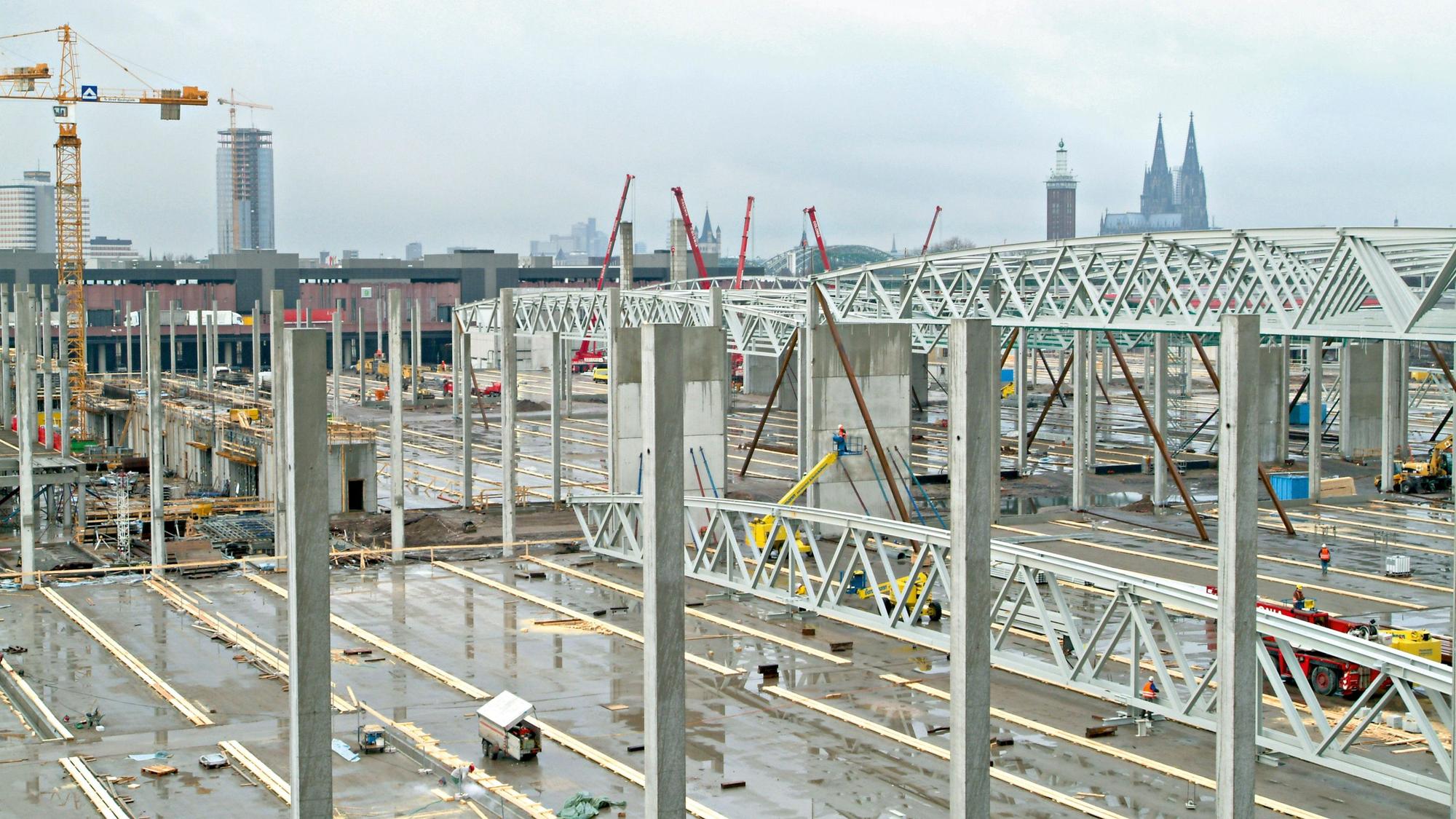 Sorgten lange für Streit: Ab 2004 wurden die Nordhallen der Koelnmesse gebaut und zwei Jahre später fertig gestellt. Die Mietkosten beschäftigten später Gerichte, die Stadt hat Hallen und Grundstück 2024 gekauft.