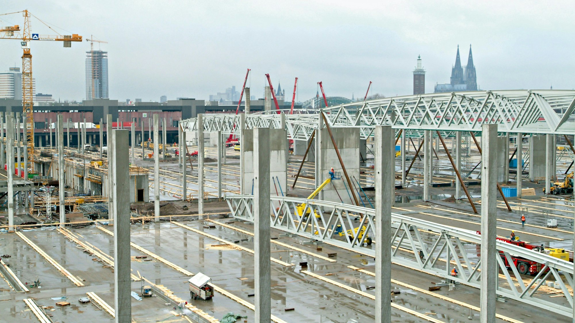 Sorgten lange für Streit: Ab 2004 wurden die Nordhallen der Koelnmesse gebaut und zwei Jahre später fertig gestellt. Die Mietkosten beschäftigten später Gerichte, die Stadt hat Hallen und Grundstück 2024 gekauft.