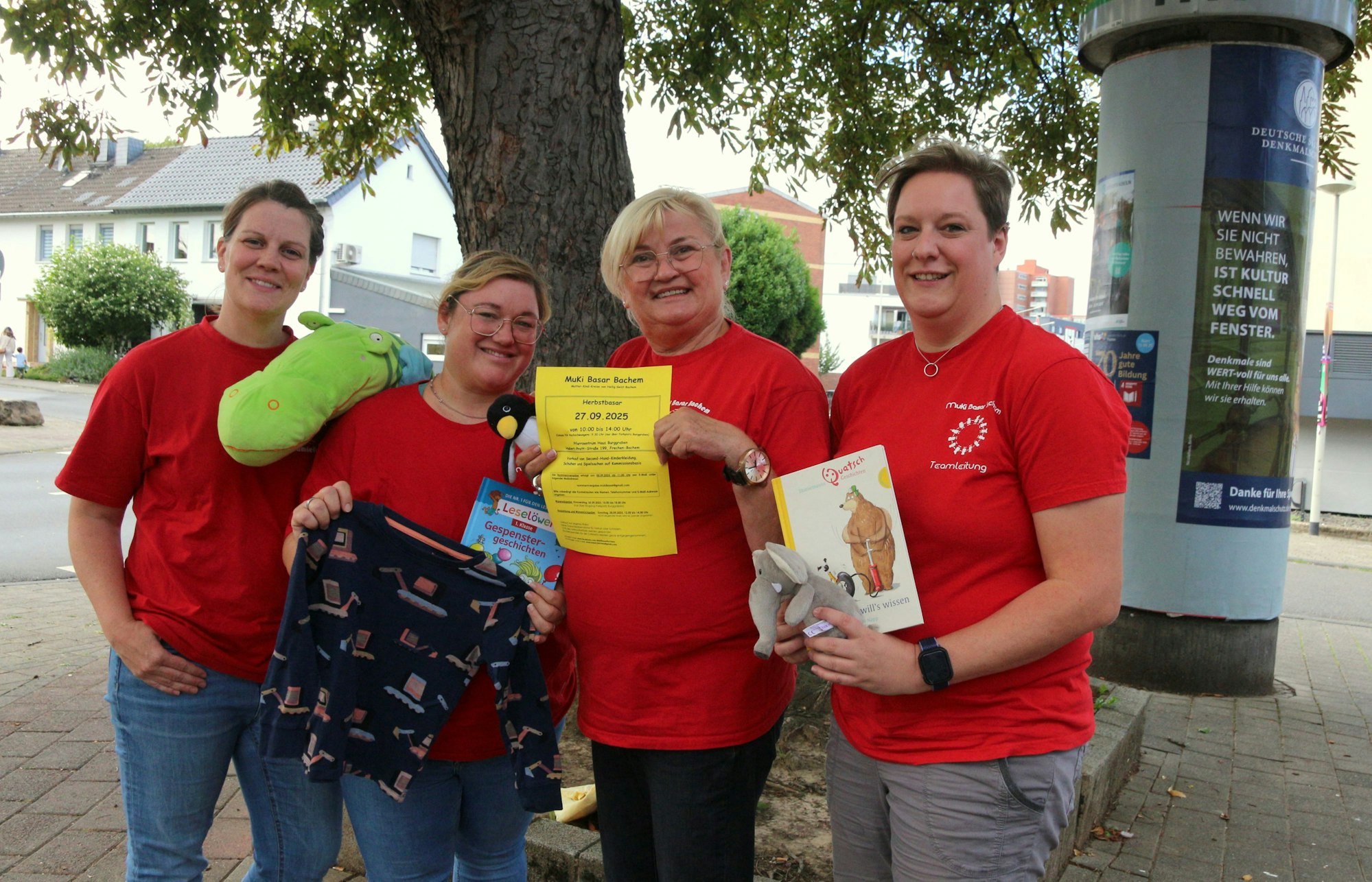 Vier Frauen in rotenT-Shirts stehen nebeneinander.