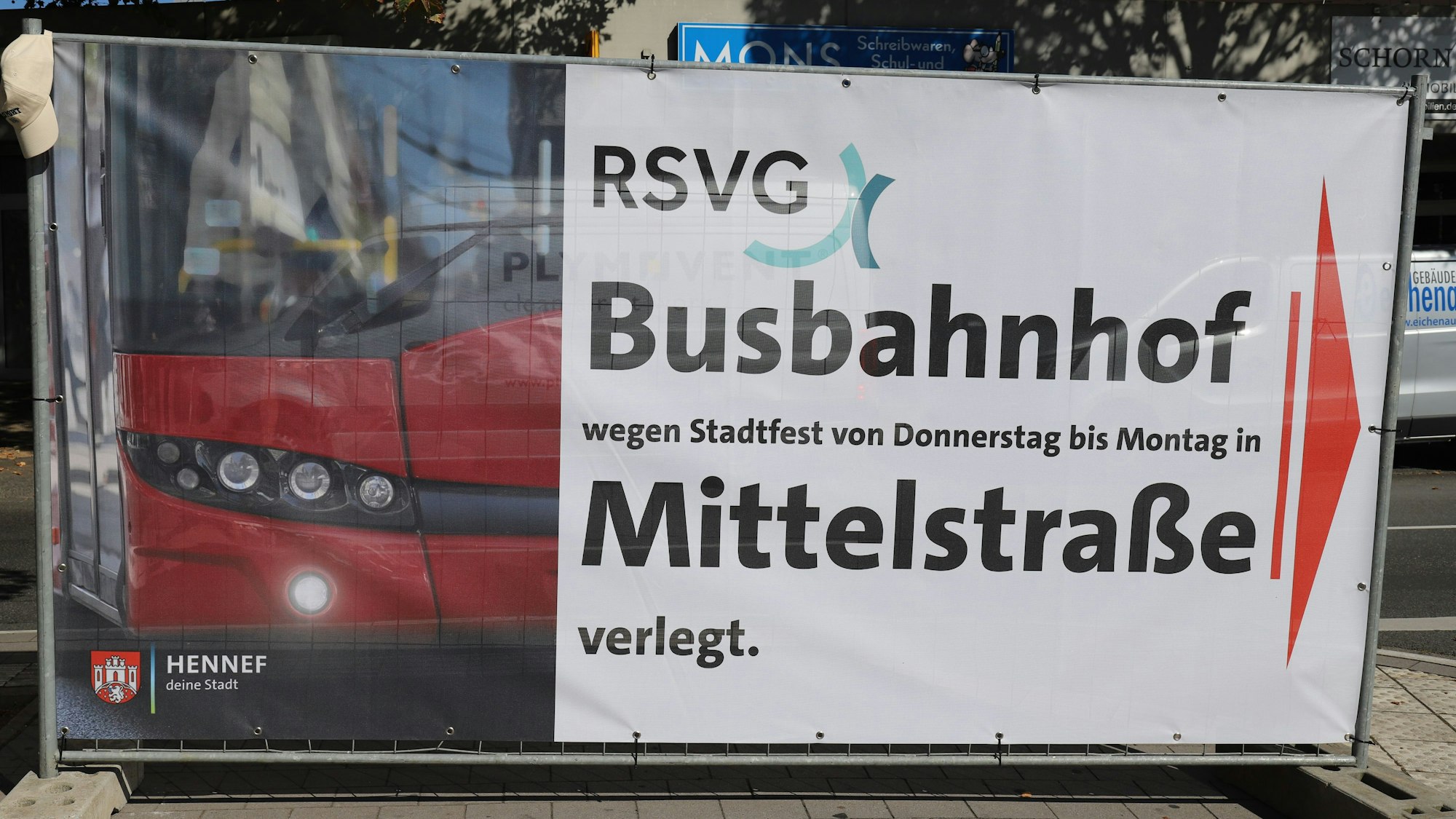 Ein großes Plakat weist auf die Verlegung des Busbahnhofs an.