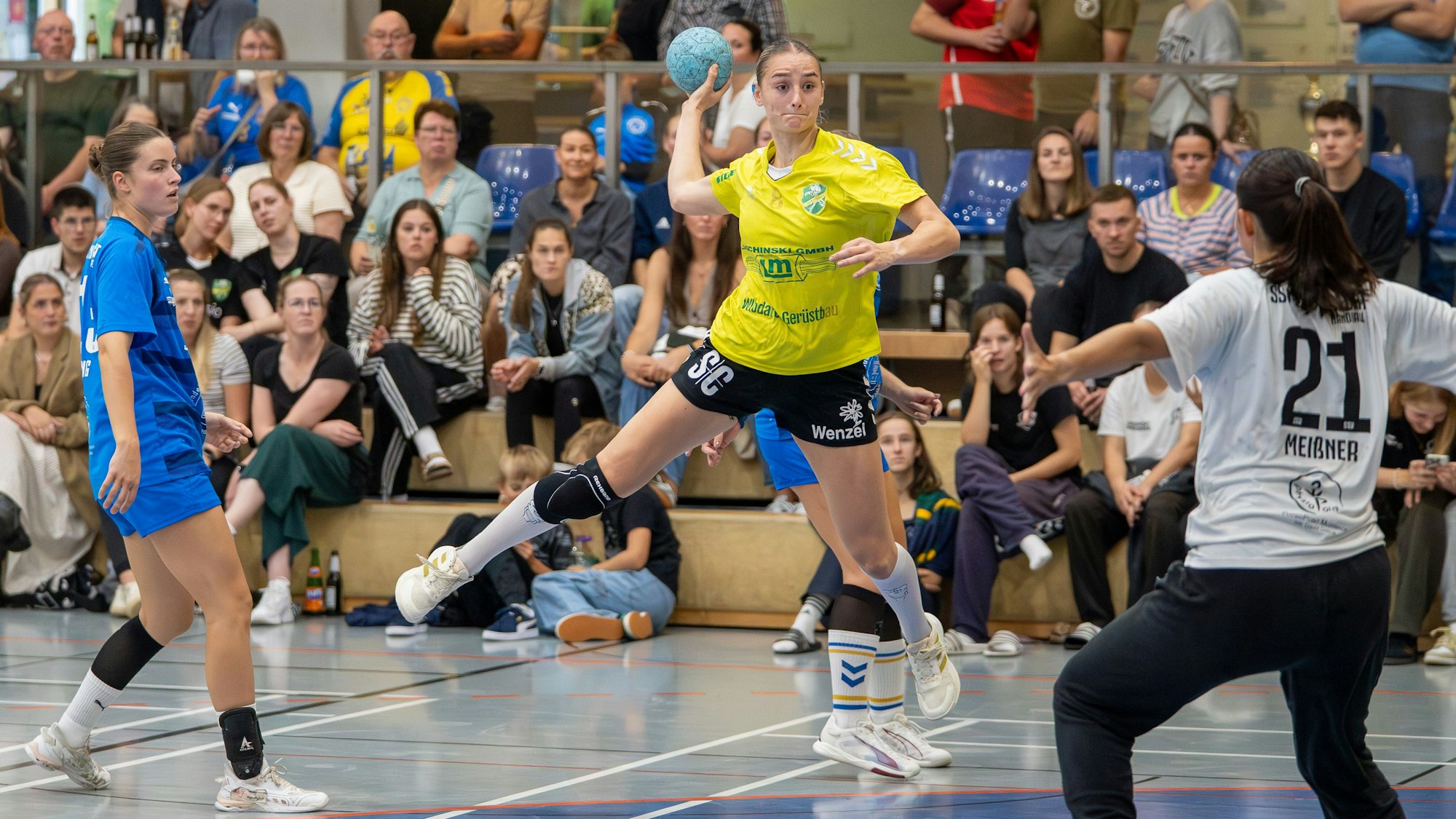 Eine HCGS-Spielerin im Sprungwurf auf das Nümbrechter Tor.