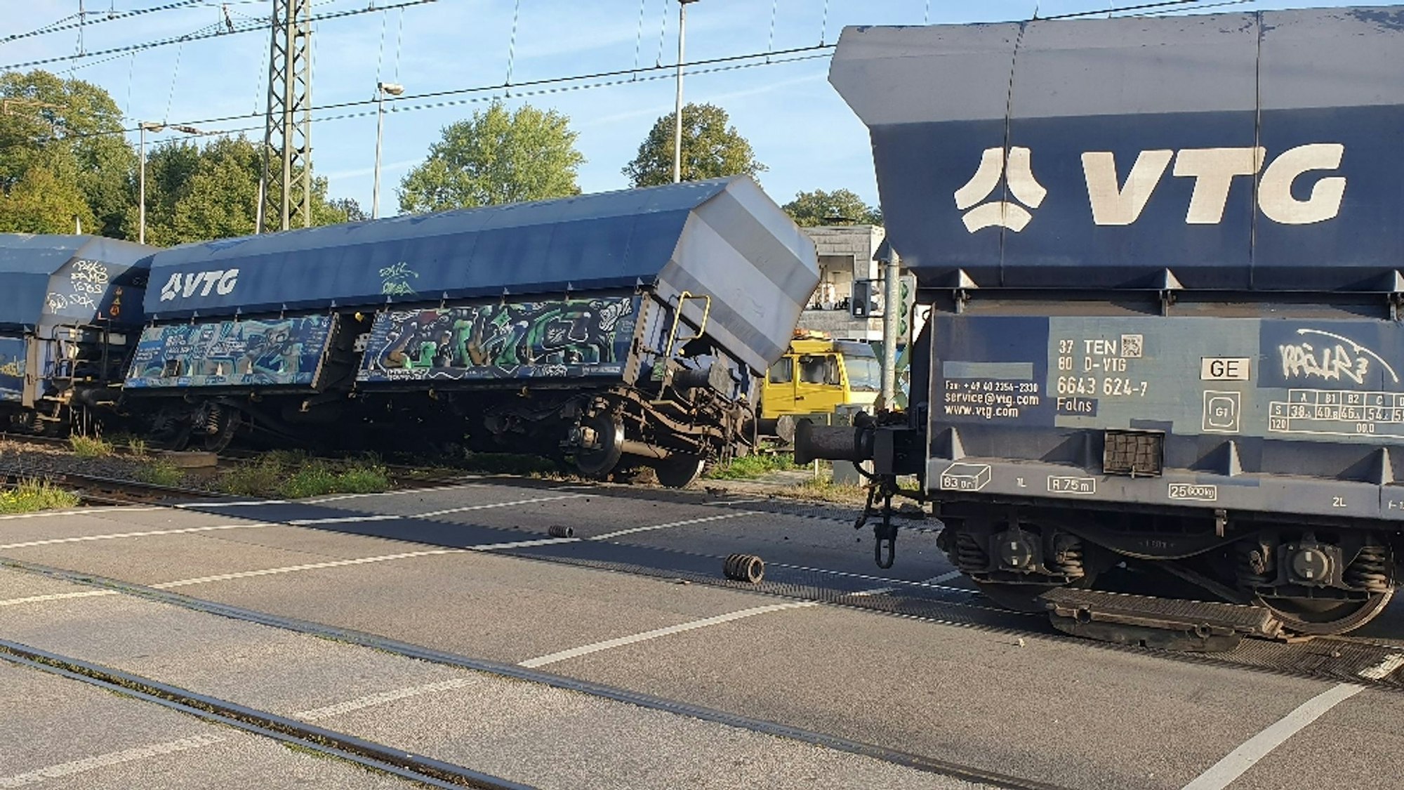 In Emmerich ist der Waggon eines Güterzuges von den Schienen gesprungen.