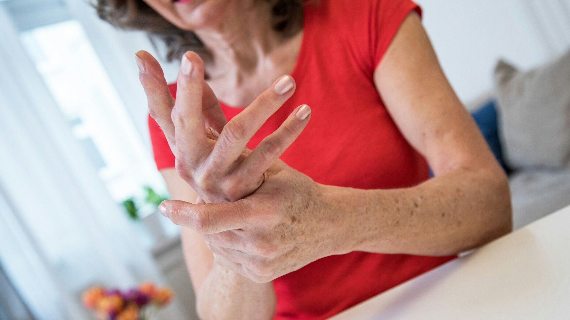 Eine Frau hält sich das Handgelenk