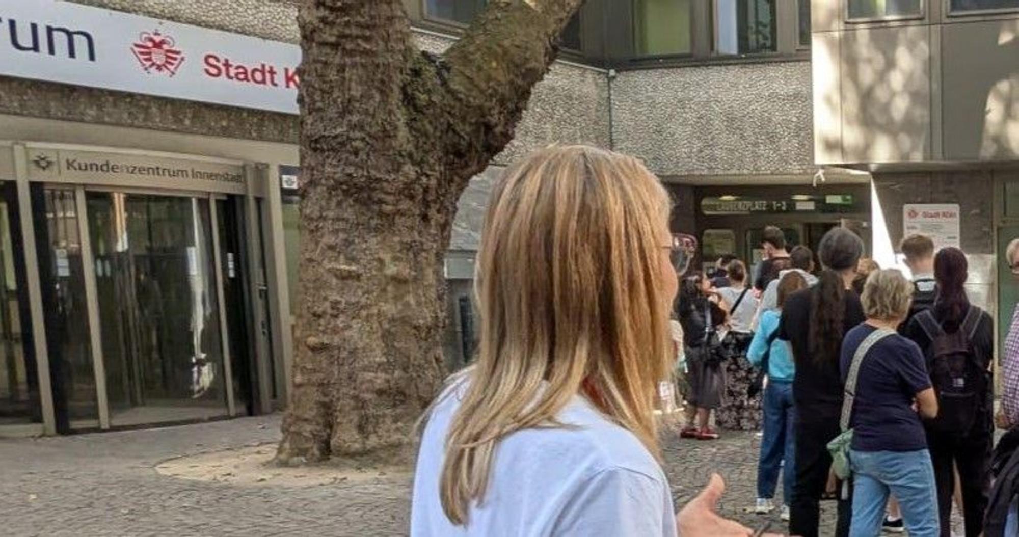 Vor dem Kundenzentrum am Laurenzplatz wartete man etwa zwei Stunden.