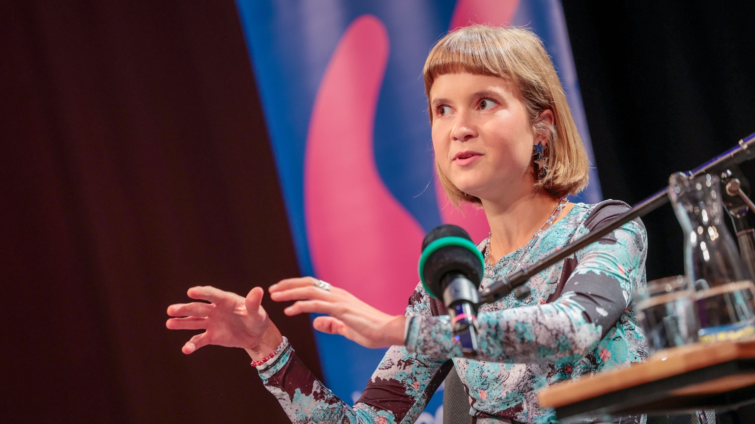 Caroline Wahl erzählt in „Die Assistentin“ vom Machtmissbrauch eines Münchener Verlegers.