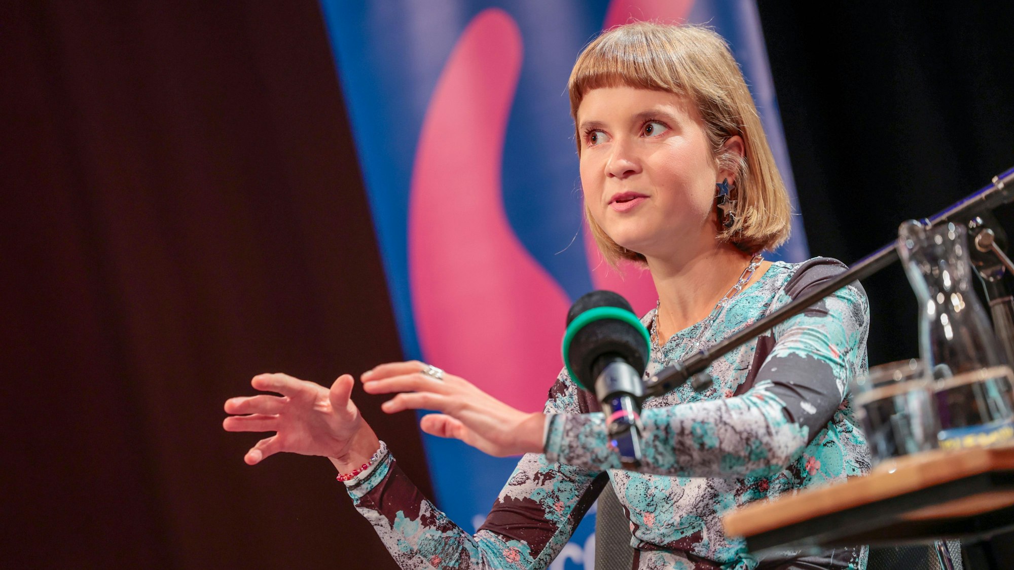 Caroline Wahl erzählt in „Die Assistentin“ vom Machtmissbrauch eines Münchener Verlegers.