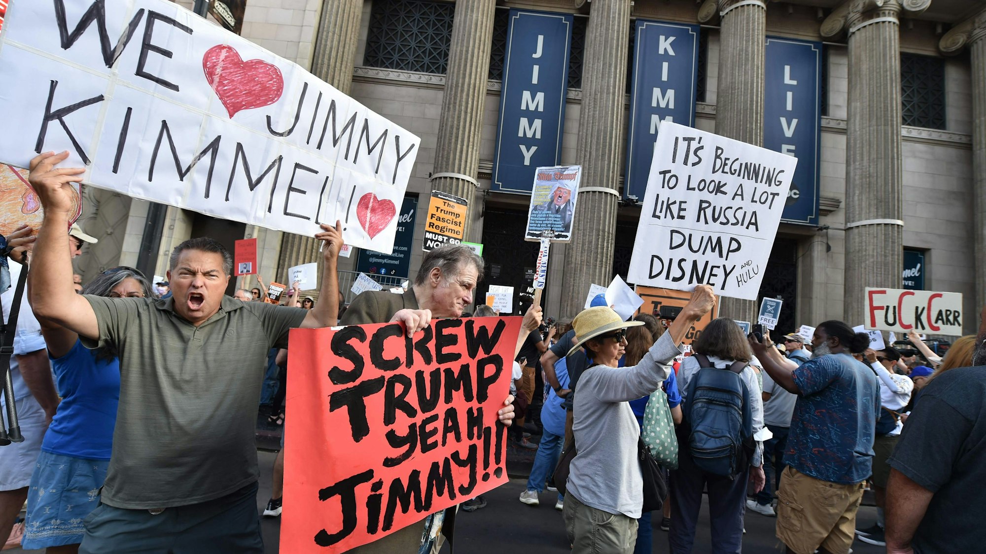 Demonstranten protestieren gegen die Absetzung von Jimmy Kimmel.