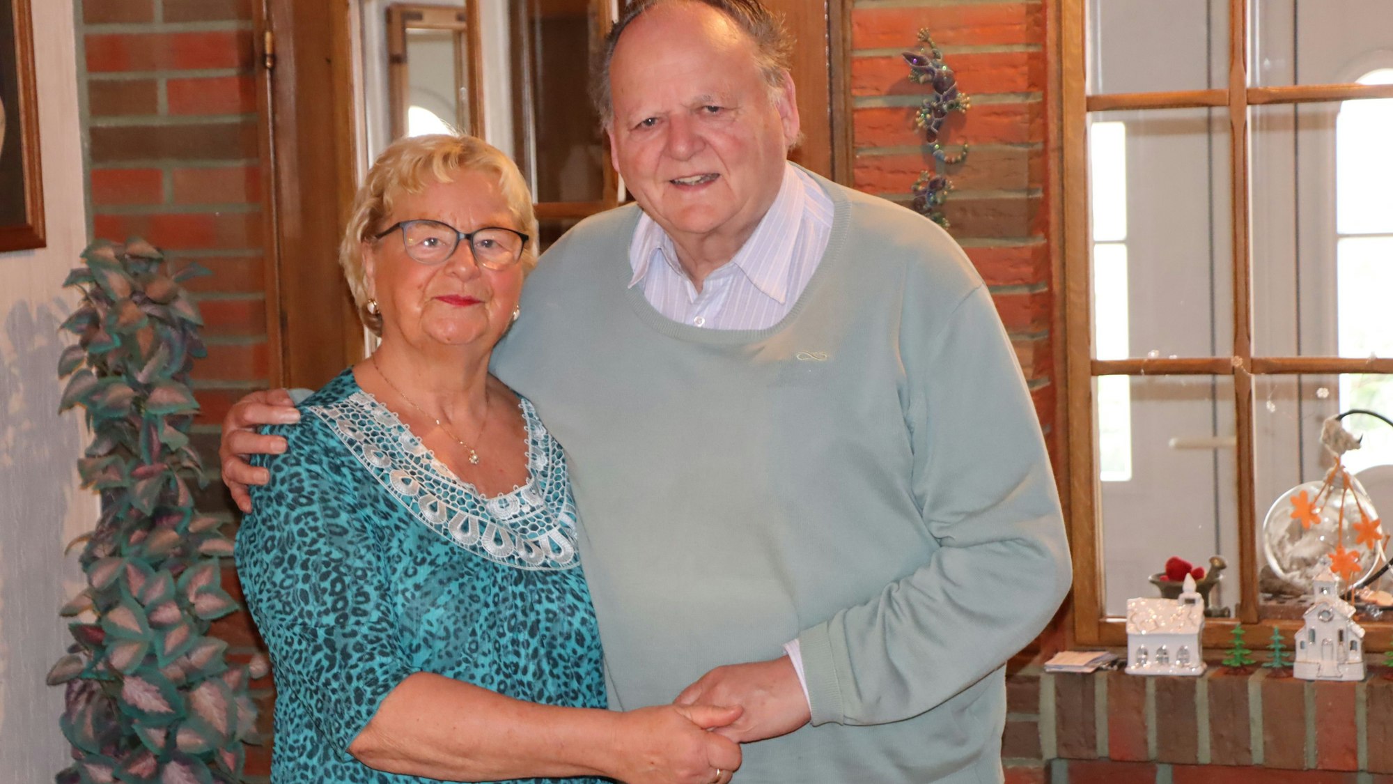 Eine Frau und ein Mann stehen nebeneinander.