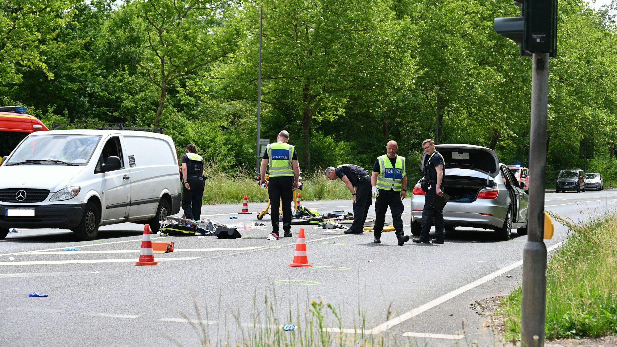 Zu sehen sind Polizisten, die eine Unfallstelle sichern.