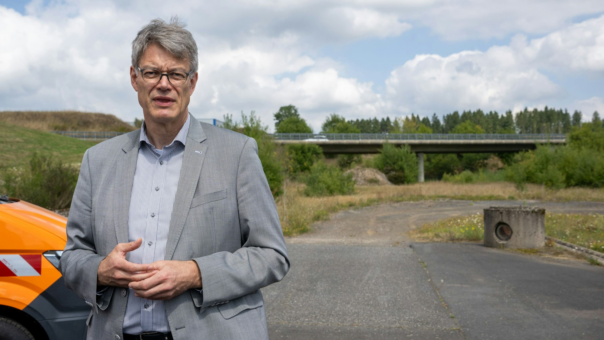 Bundesverkehrsminister Patrick Schnieder (CDU) spricht an der Autobahn A1-Anschlussstelle Kelberg zu den Medien.