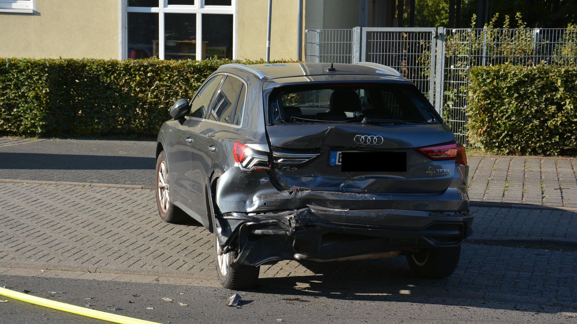 Der Fahrer beschädigte auch ein parkendes Auto.