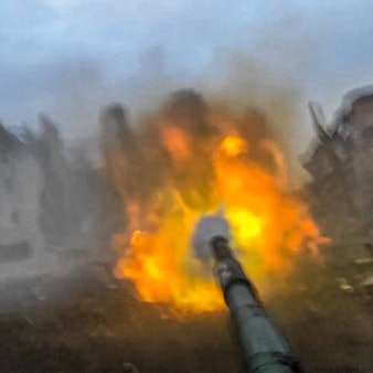 Ein russischer Panzer feuert auf eine Stellung nahe Pokrowsk. An der Front kommt es derzeit zu heftigen Gefechten, heißt es aus Kyjiw. (Archivbild)