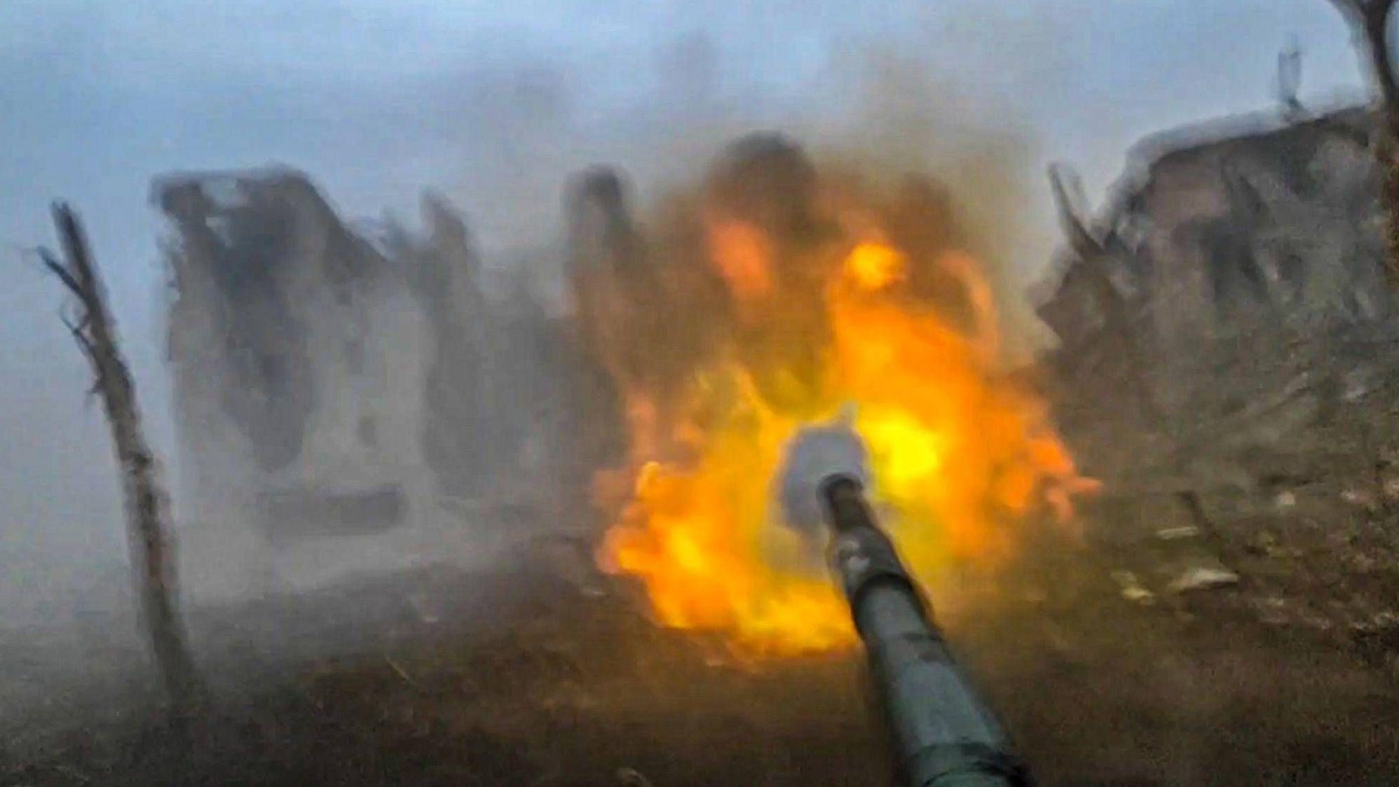 Ein russischer Panzer feuert auf eine Stellung nahe Pokrowsk. An der Front kommt es derzeit zu heftigen Gefechten, heißt es aus Kyjiw. (Archivbild)