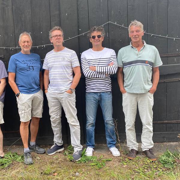 Gruppenbild der Band 50 Ways. Sechs Männer stehen in einer Reihe.
