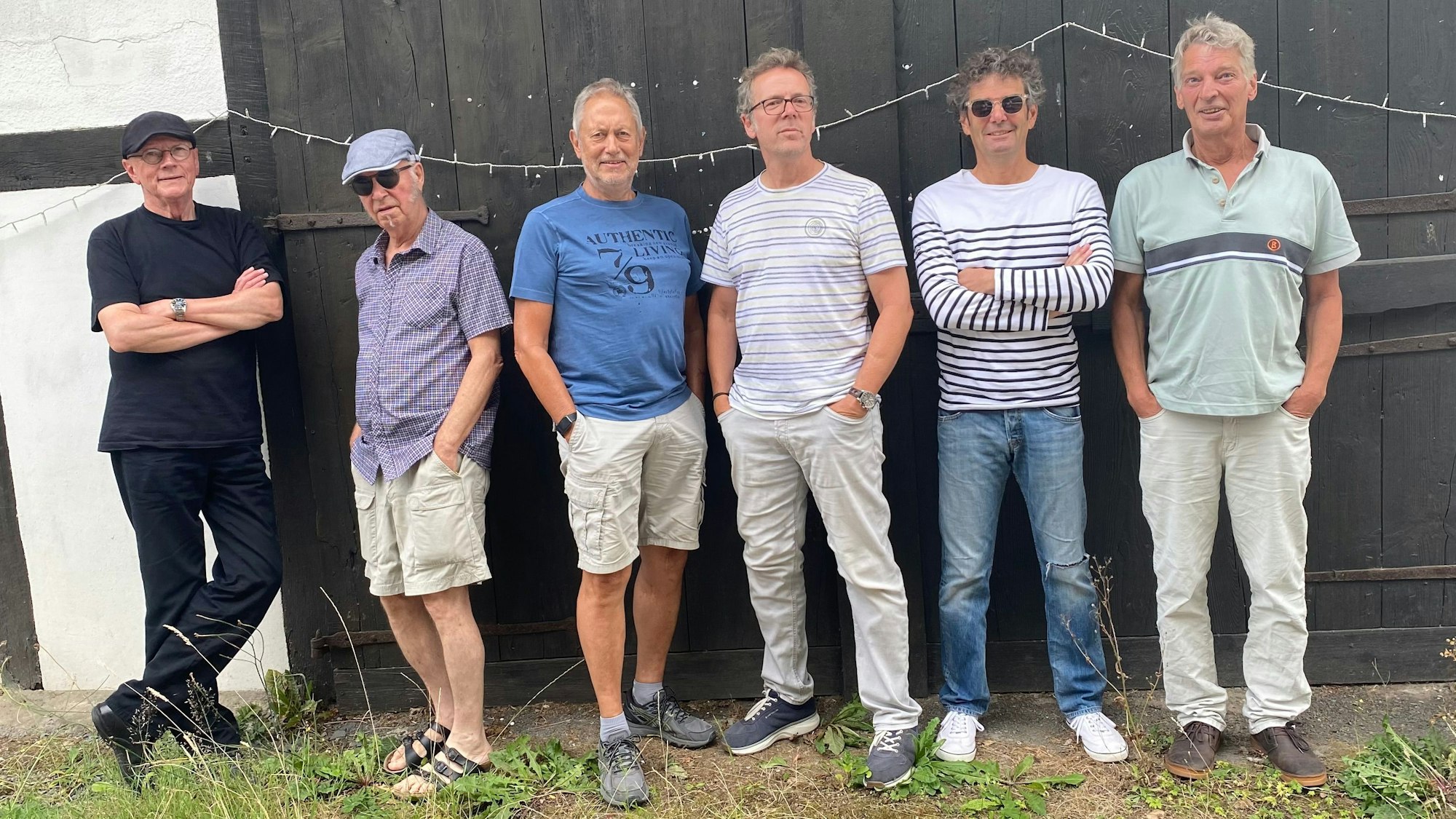 Gruppenbild der Band 50 Ways. Sechs Männer stehen in einer Reihe.