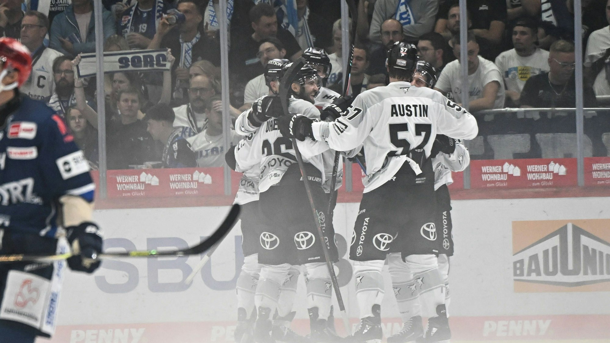 Jubel um die Premiere von Dominik Uher (vorne links), der sein erstes Tor im Trikot der Kölner Haie erzielte.