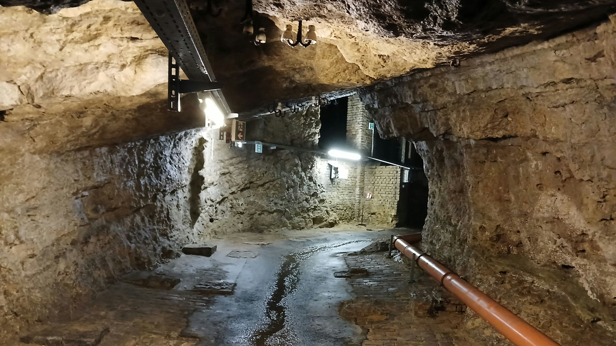 In den Felsen unter Bürvenich ist eine Art Höhle. Dort wurde früher Bier gelagert.