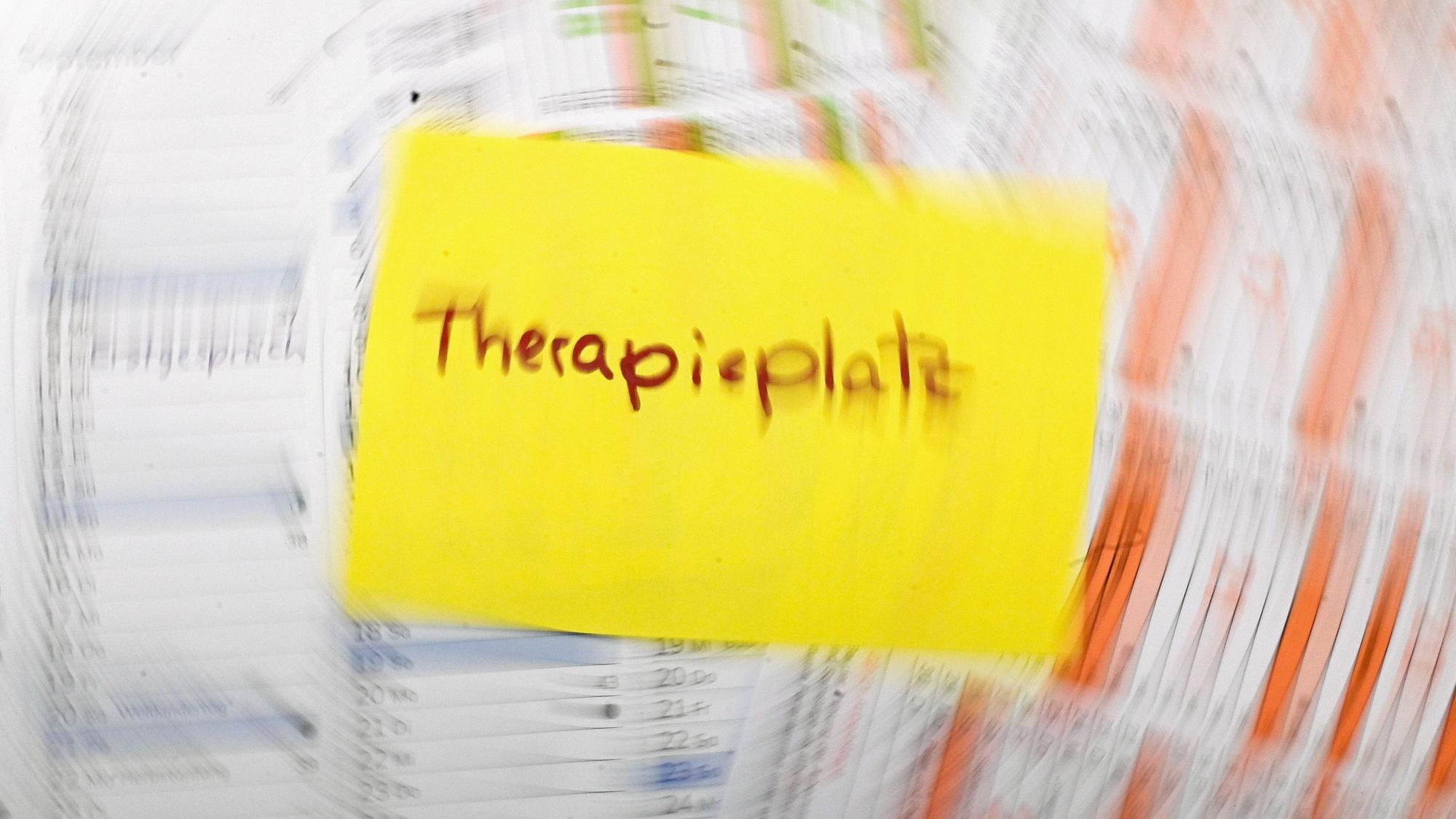 ILLUSTRATION - Nur wenn die Chemie mit dem Psychotherapeuten stimmt, kann eine wirksame Therapie stattfinden. (zu dpa: «Wie wechsle ich den Psychotherapeuten?») Foto: Katharina Kausche/dpa/dpa-tmn - Honorarfrei nur für Bezieher des dpa-Themendienstes +++ dpa-Themendienst +++