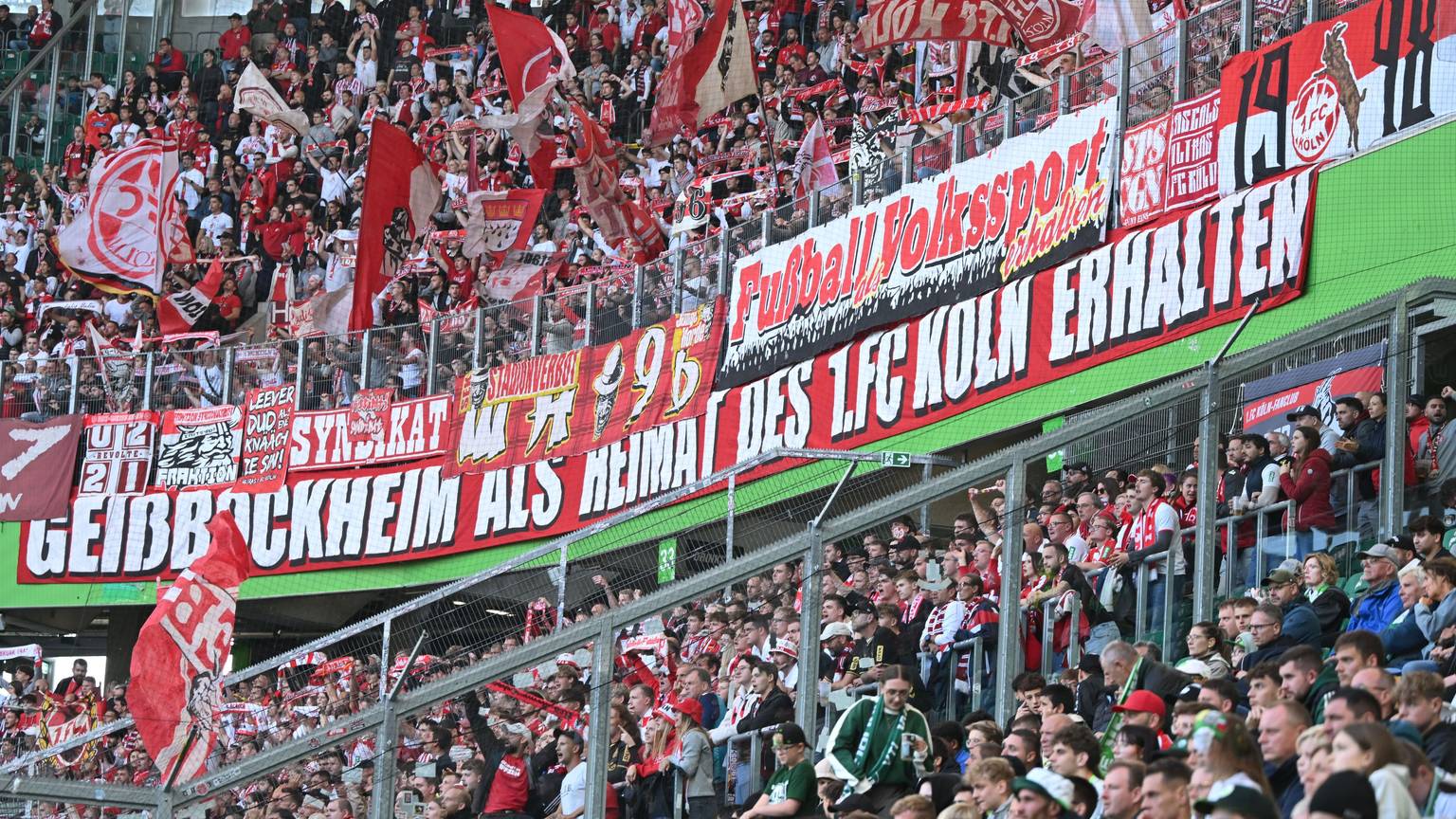 Stimmgewaltig: Der Kölner Fanblock beim jüngsten Auswärtsspiel in Wolfsburg.