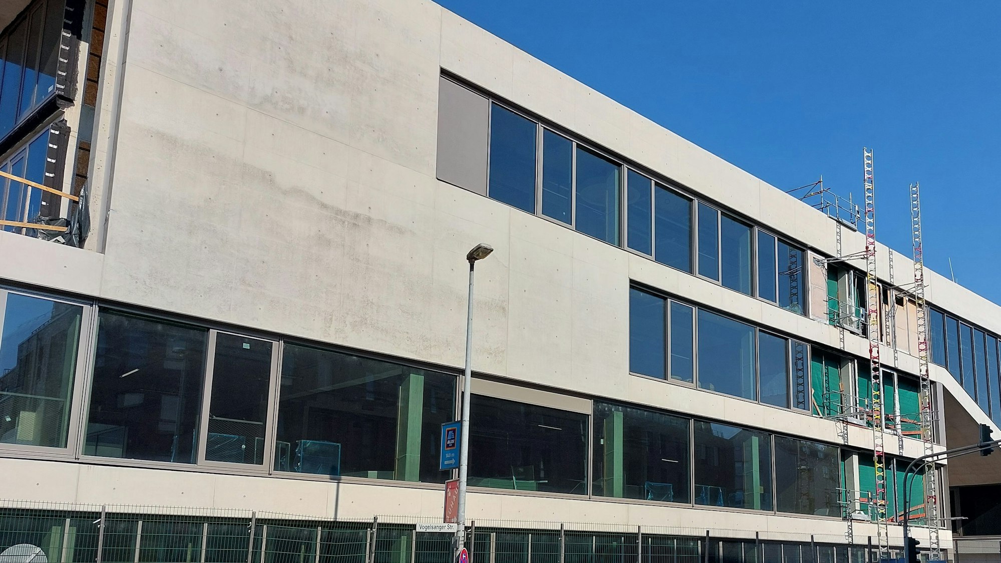 Ein unfertiges Schulgebäude.