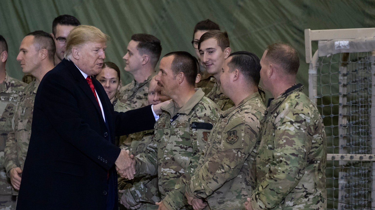 Präsident Donald Trump bei einem Überraschungsbesuch auf der Bagram Air Base zu Thanksgiving 2019. (Archivbild)