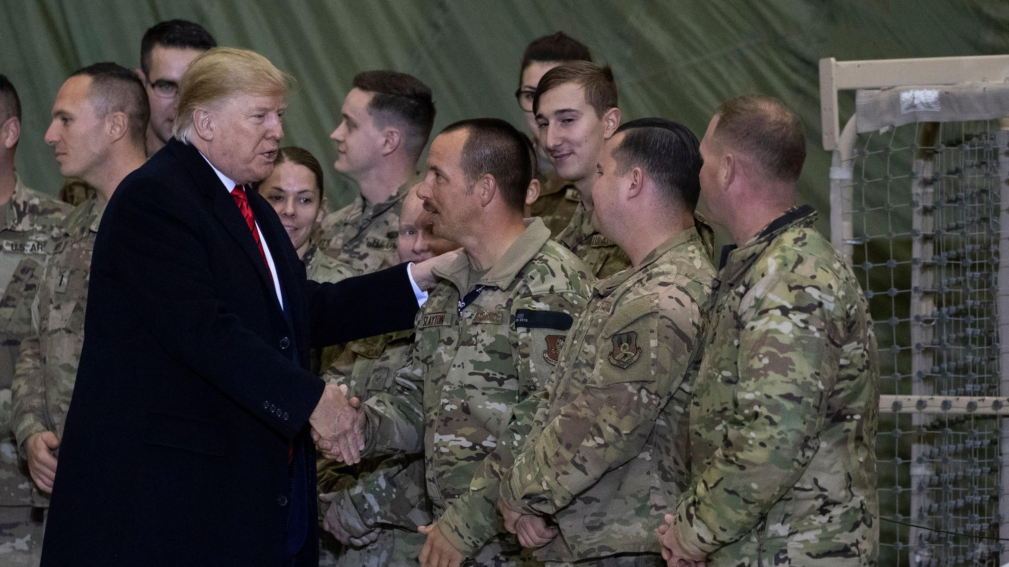 Präsident Donald Trump bei einem Überraschungsbesuch auf der Bagram Air Base zu Thanksgiving 2019. (Archivbild)
