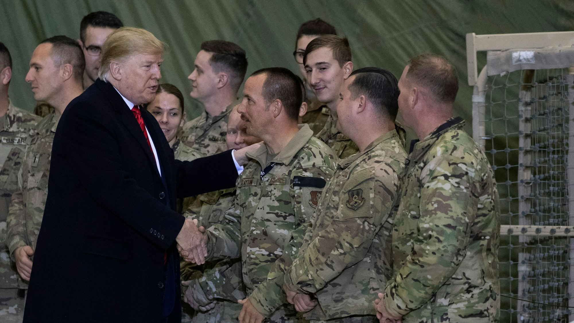 Präsident Donald Trump bei einem Überraschungsbesuch auf der Bagram Air Base zu Thanksgiving 2019. (Archivbild)