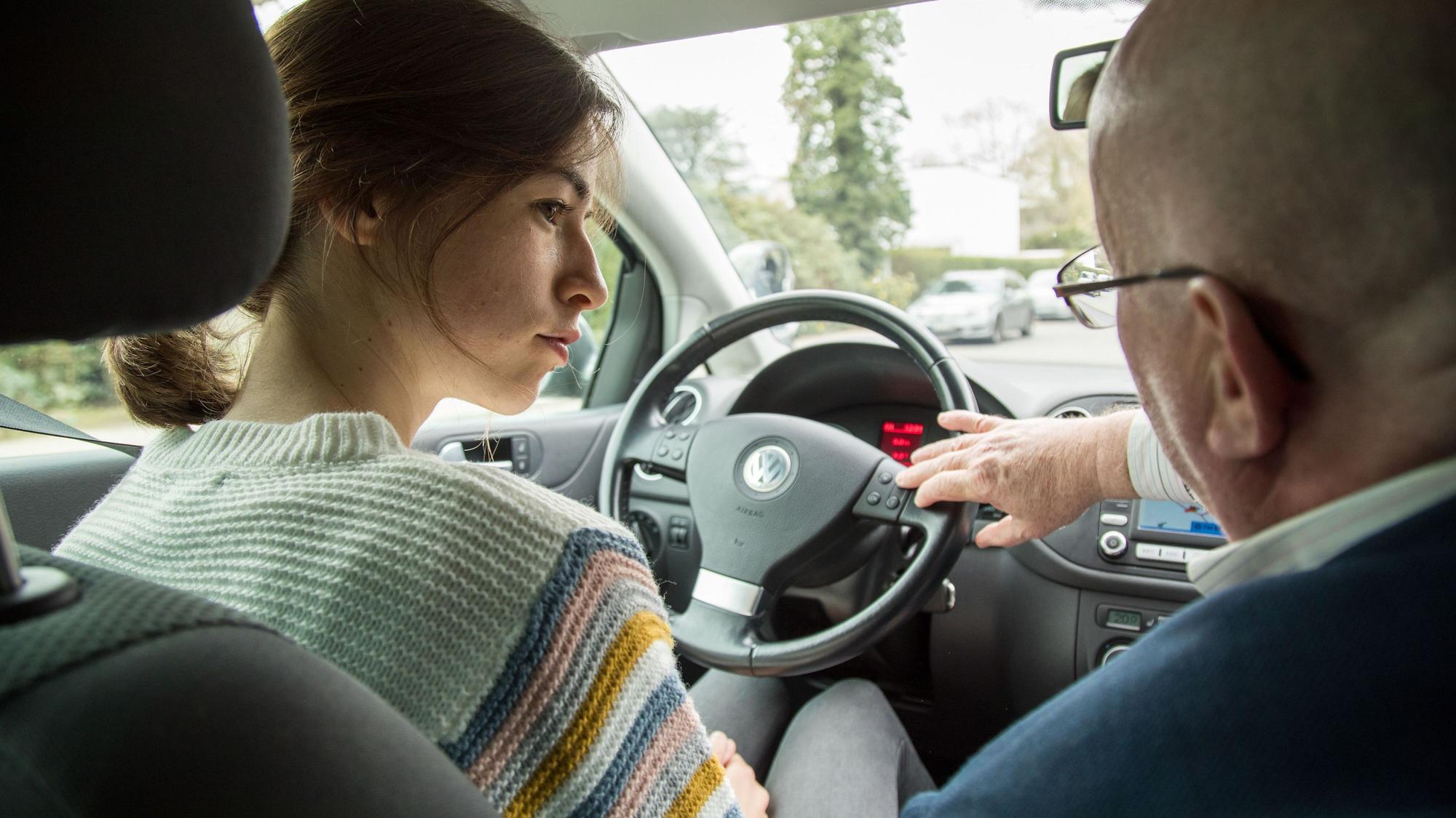 ILLUSTRATION - Unterricht am Steuer: Auch wer Schule nicht so mag - in der Fahrschule passt man besser konzentriert auf, das spart am Ende auch Geld. (zu dpa: «So lässt sich beim Führerschein sparen») Foto: Christin Klose/dpa-tmn - Honorarfrei nur für Bezieher des dpa-Themendienstes +++ dpa-Themendienst +++