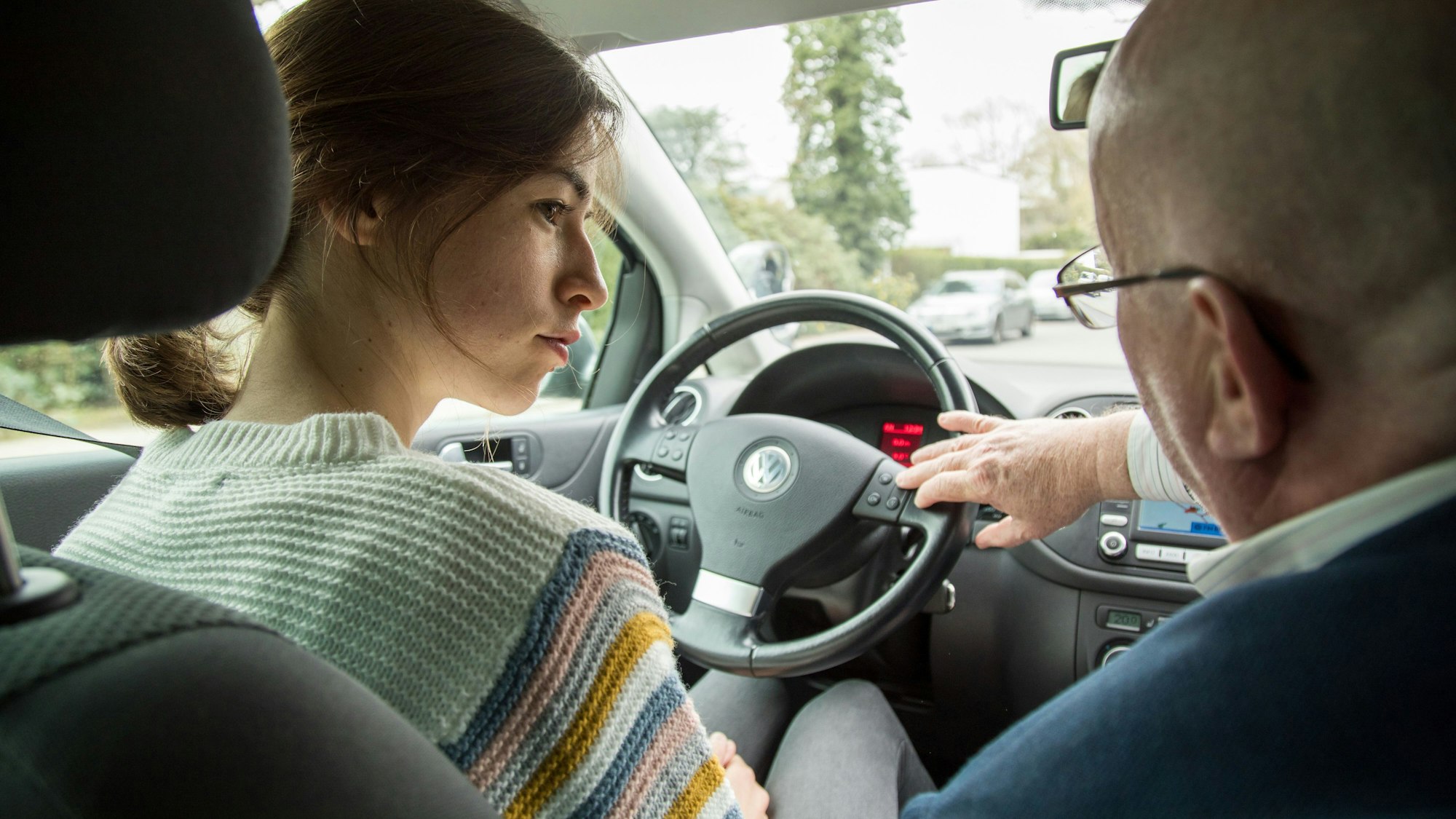 ILLUSTRATION - Unterricht am Steuer: Auch wer Schule nicht so mag - in der Fahrschule passt man besser konzentriert auf, das spart am Ende auch Geld. (zu dpa: «So lässt sich beim Führerschein sparen») Foto: Christin Klose/dpa-tmn - Honorarfrei nur für Bezieher des dpa-Themendienstes +++ dpa-Themendienst +++