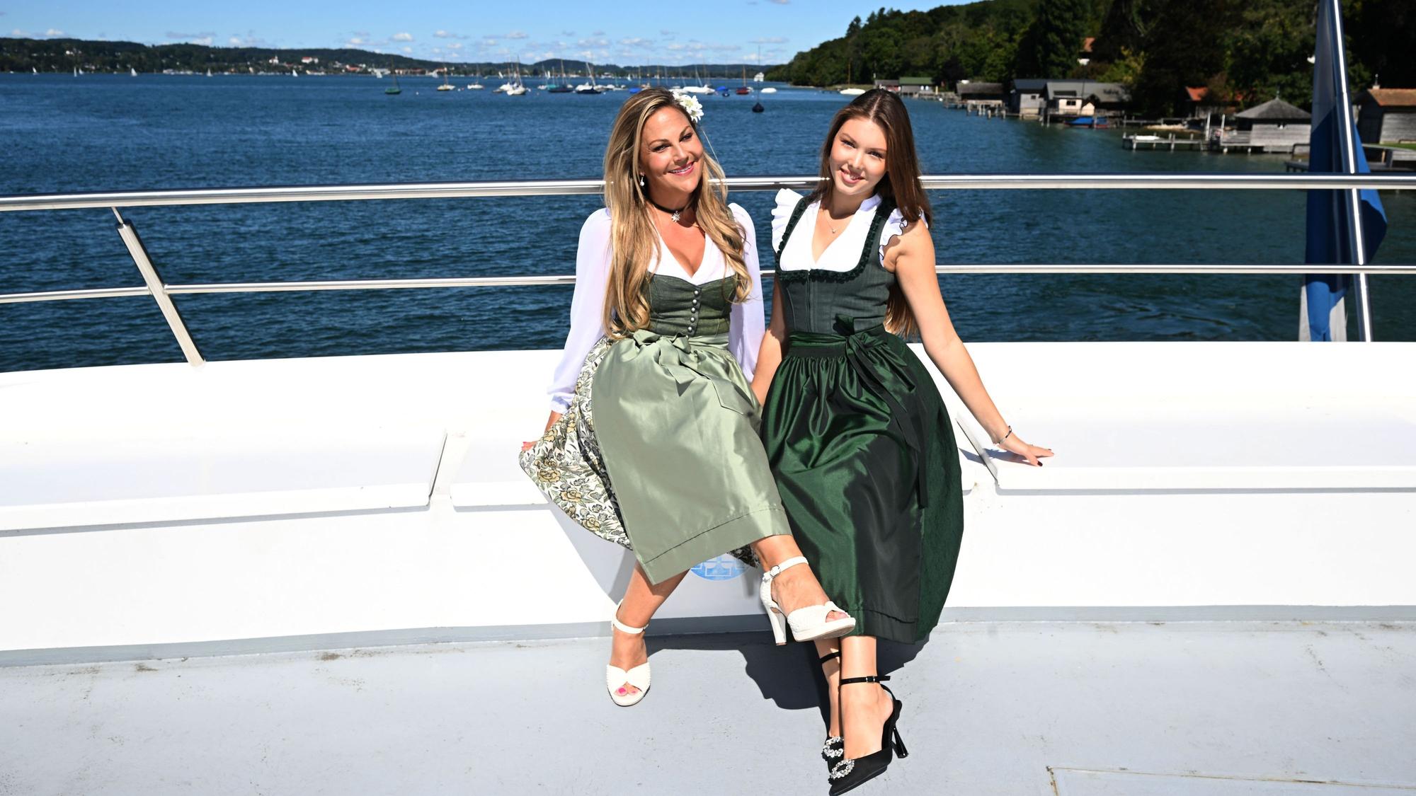 Malerische Kulisse: Zwei Models präsentieren auf dem Starnberger See neueste Dirndl-Mode.