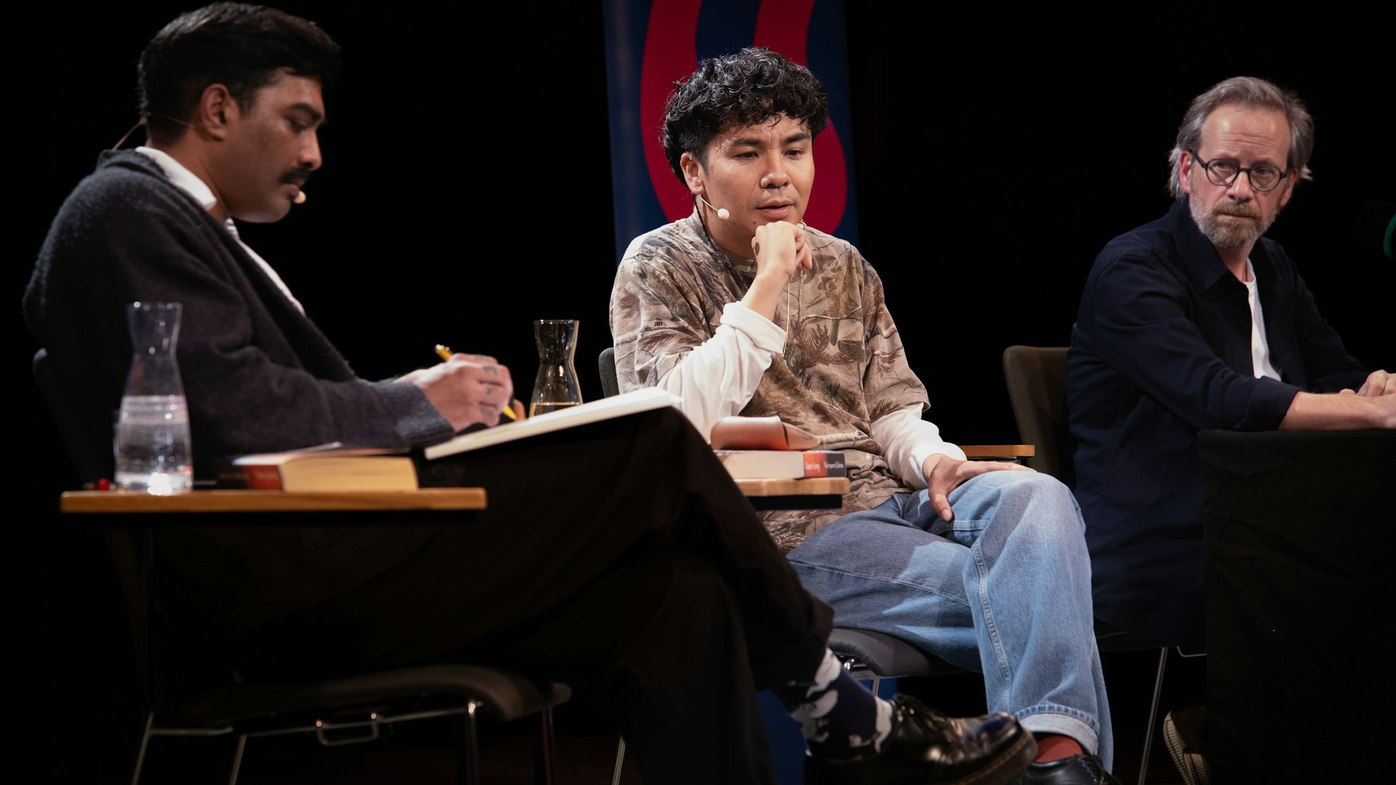 Ocean Vuong mit Moderator Senthuran Varatharajah und Schauspieler Florian Busch