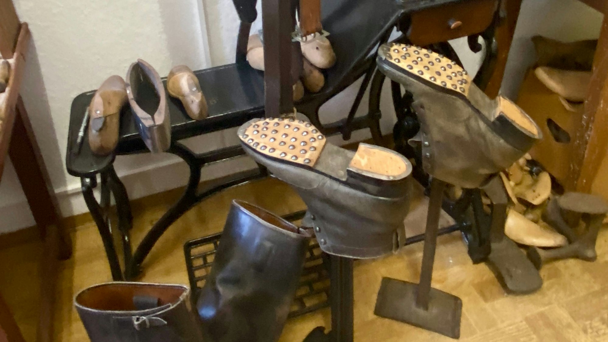 Das Bild zeigt alte Schuhe.