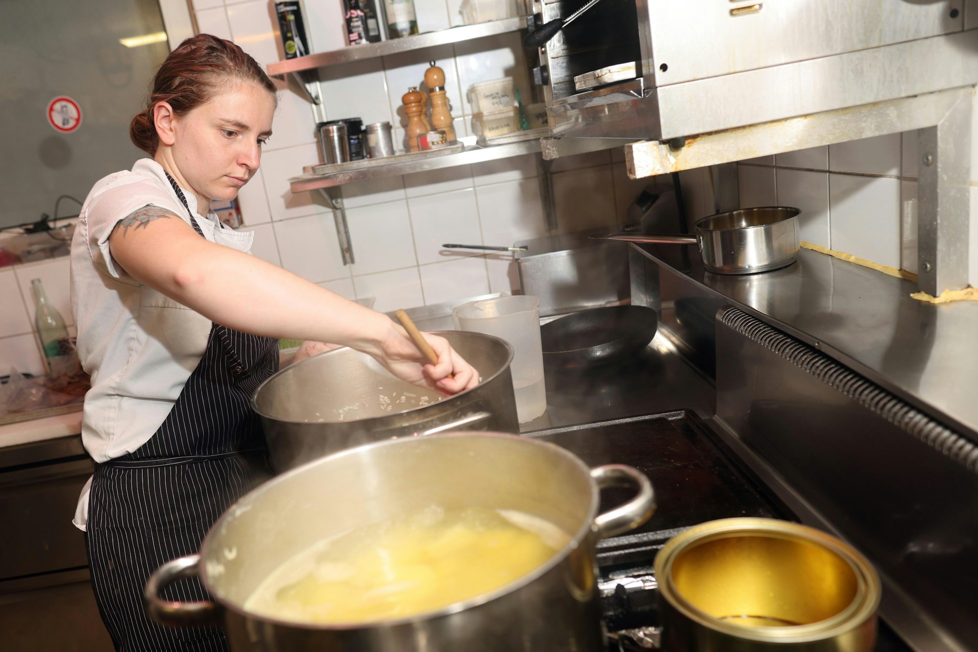 Co-Chefköchin Valeria Marcone setzt ein Risotto an.