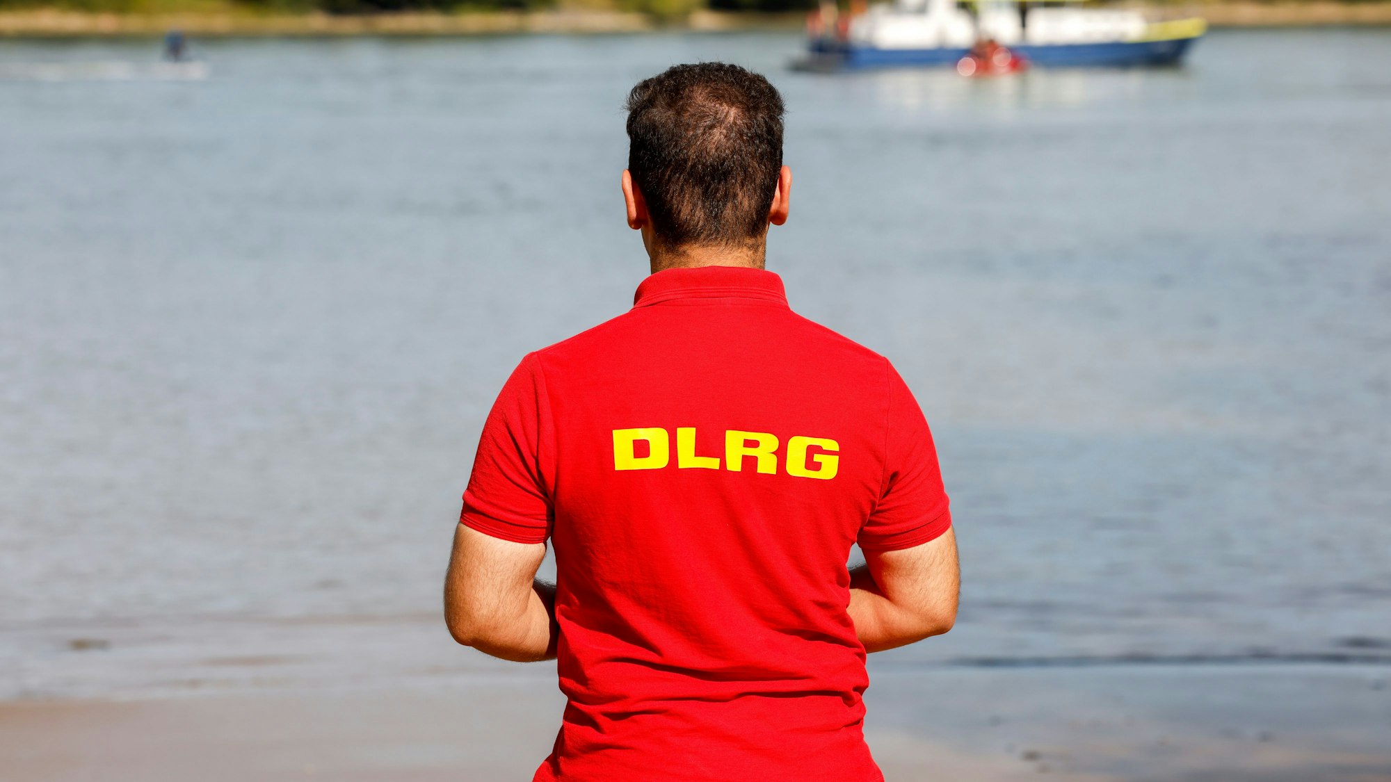 Die Retter der DLRG haben den Rhein im Blick und warnen vor den Gefahren.