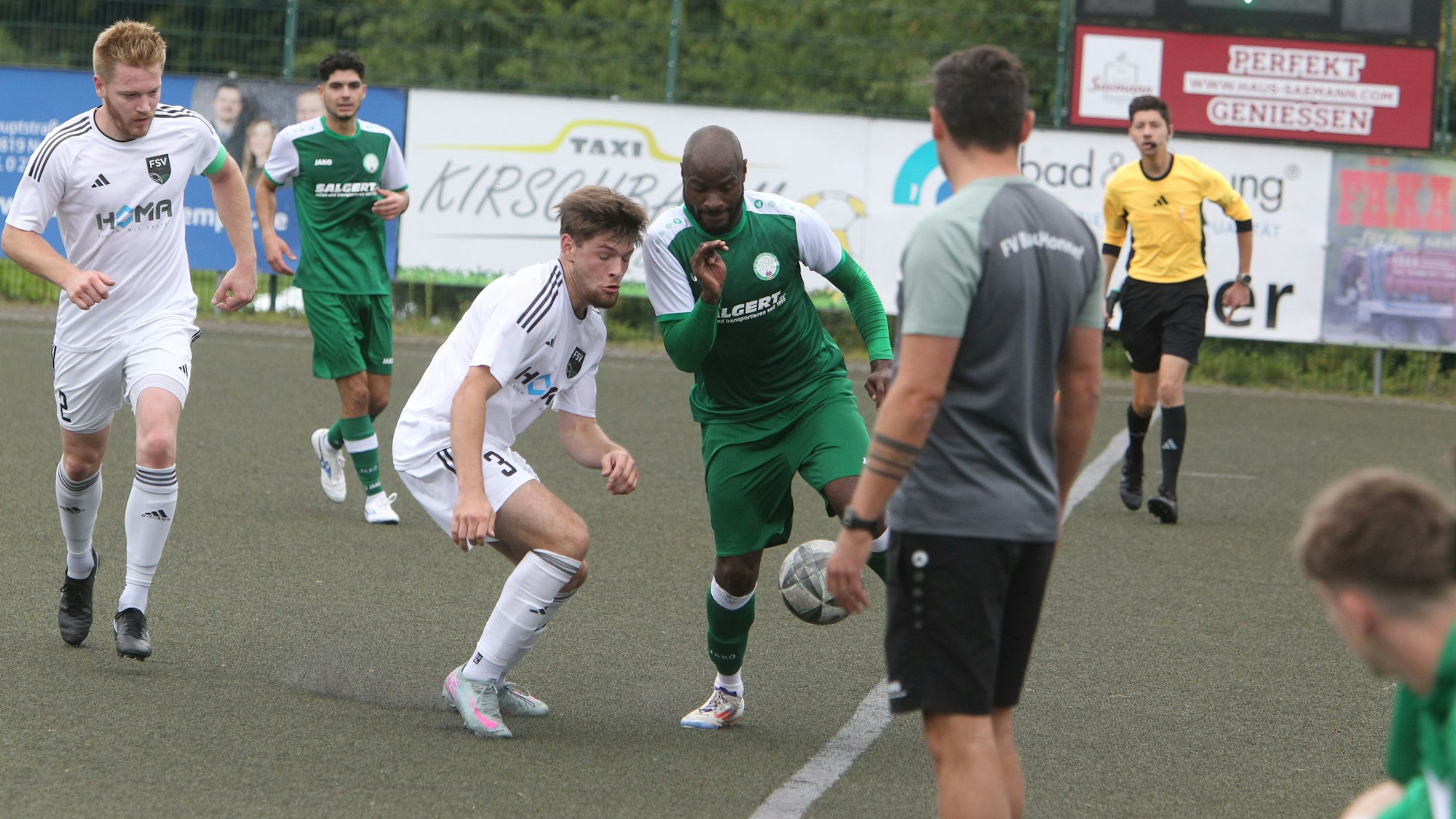 Kjell Somnonia (links) brachte den FSV gegen Nümbrecht in Führung.