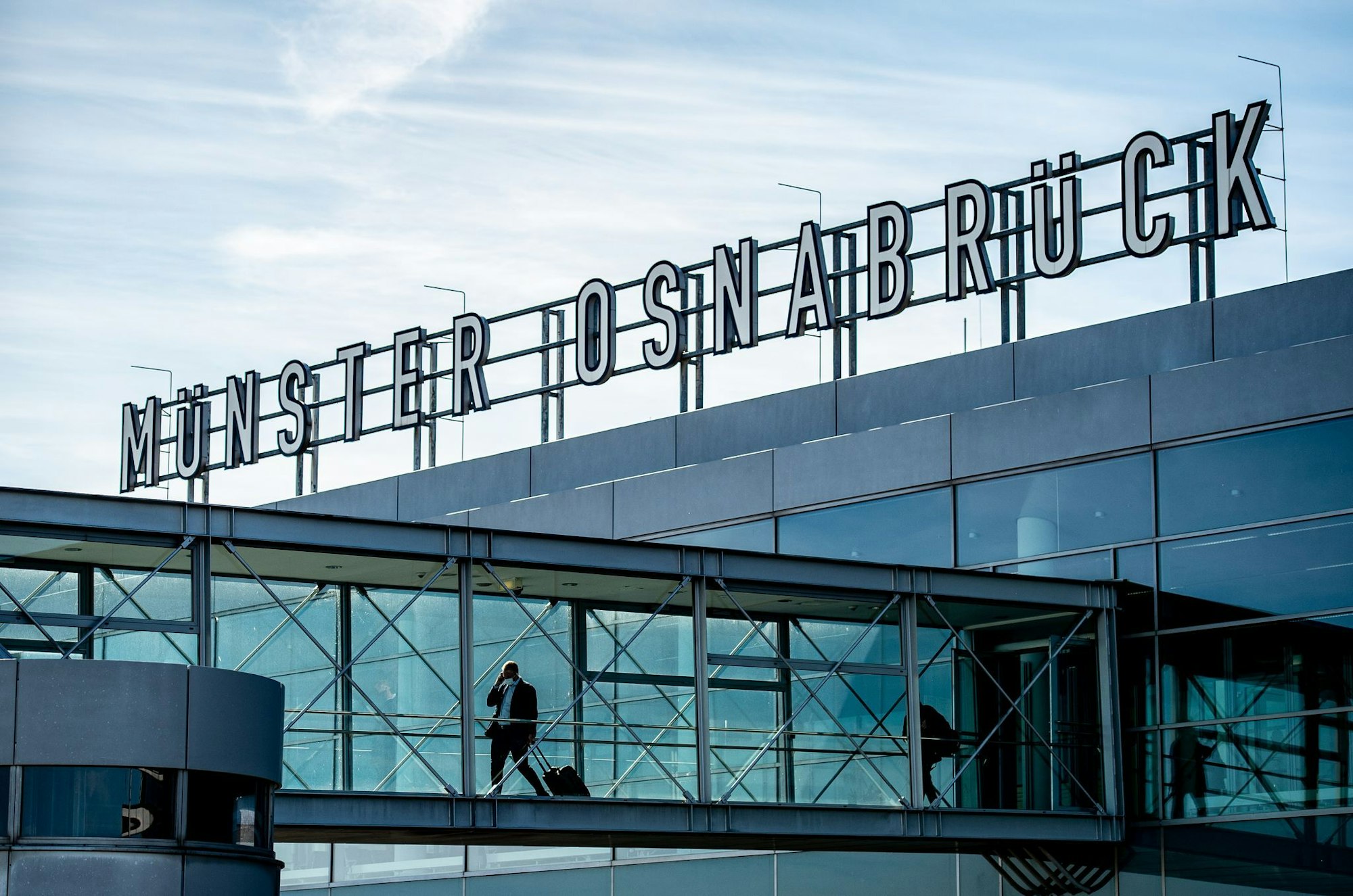 Für Passagiere in NRW hatte ein Cyberangriff auf einen Airport-Dienstleister keine Auswirkungen - doch der Flughafen in Münster musste schnell reagieren. (Archivbild)