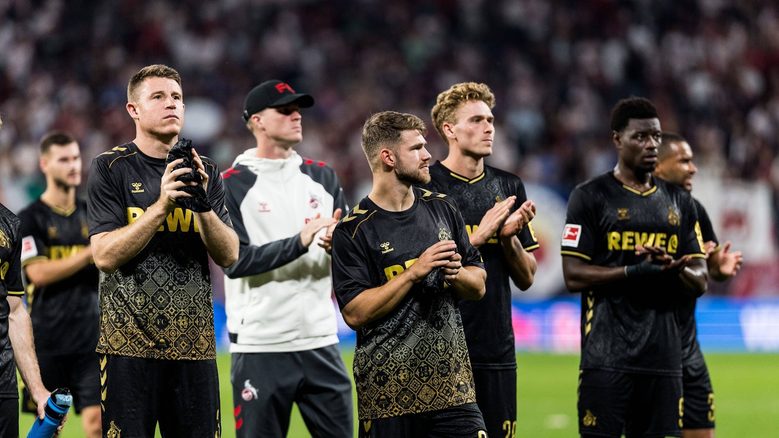 Enttäuschte Kölner: Das 1:3 bei RB Leipzig bedeutete am vierten Spieltag der Saison 2025/26 die erste Niederlage.