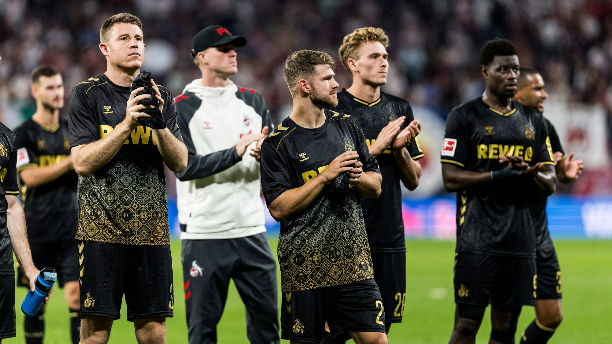 Enttäuschte Kölner: Das 1:3 bei RB Leipzig bedeutete am vierten Spieltag der Saison 2025/26 die erste Niederlage.