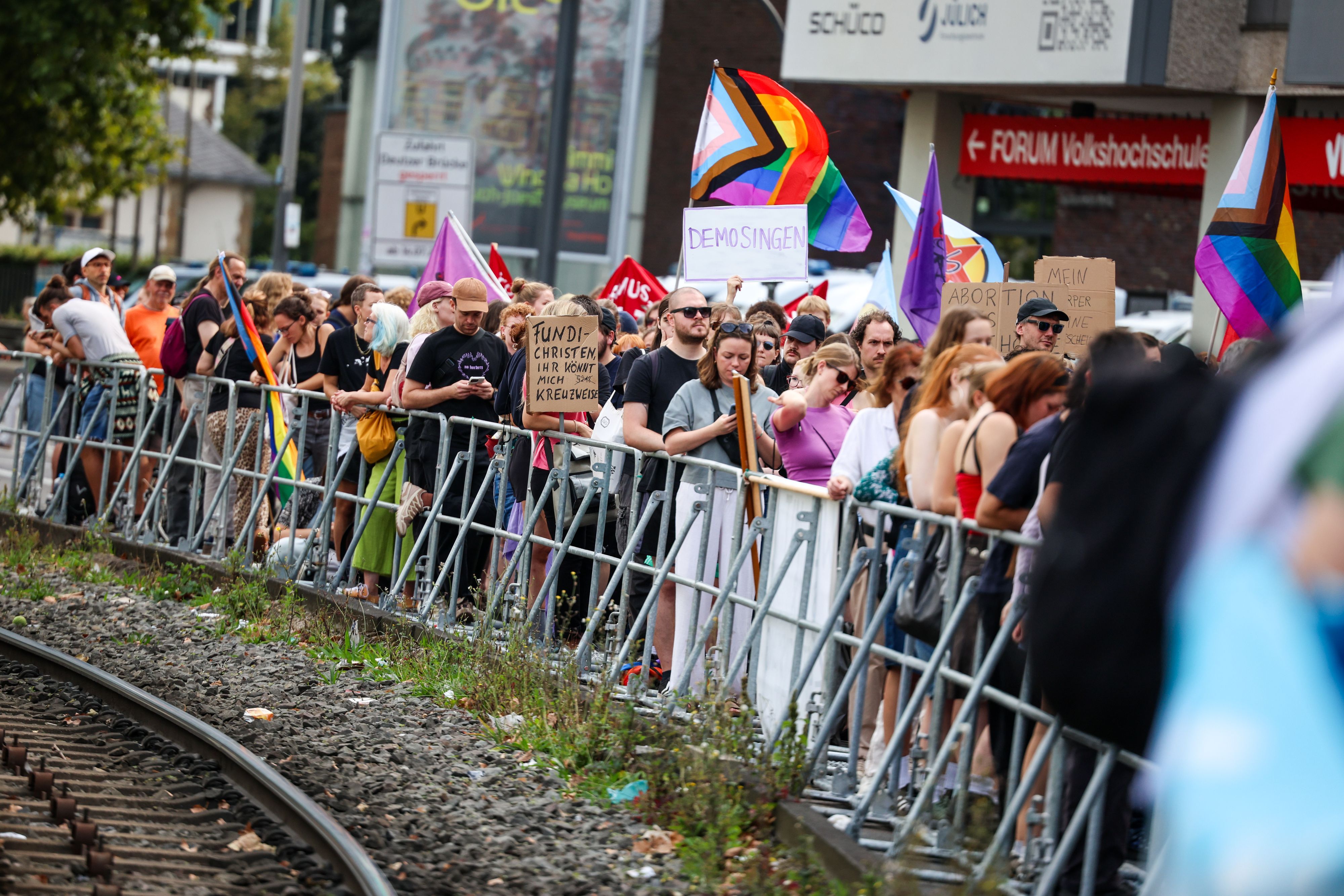 Zahlreiche Teilnehmer nahmen 2025 an der Gegendemo gegen den ‚Marsch für das Leben‘ in Köln teil.