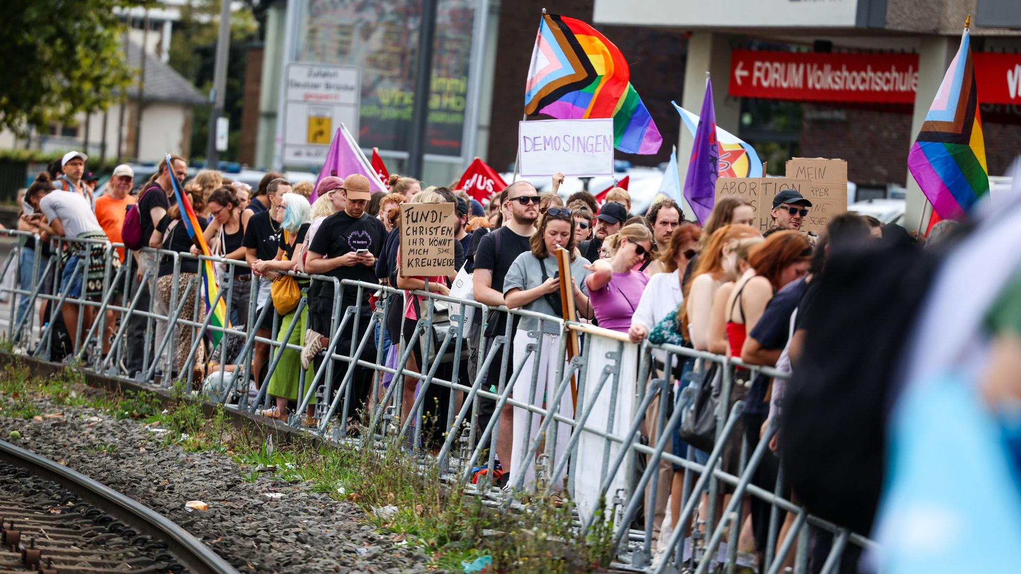 Zahlreiche Teilnehmer nahmen 2025 an der Gegendemo gegen den ‚Marsch für das Leben‘ in Köln teil.